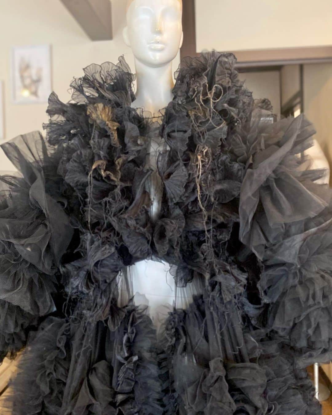 ARAKI SHIROさんのインスタグラム写真 - (ARAKI SHIROInstagram)「-creature costume details&process/black ver.- The black creature costume would be mostly constructed  with the pleated parts by free hands.In addition,each different parts would be combined with one human body. They are also inspired by deep-sea creatures×small insects on the earth.Based on the small organic chain of each parts,I have developed the organism into new creature costume. . . . . #ARAKISHIRO #emergingdesigner #upnextdesigner #blackdress #fashionforbankrobbers #1granary #thevanillaissue #sculpturalfashion #dazedanddiscovered #alwaysupportalent #コスチューム #衣装 #アラキシロウ」4月4日 17時55分 - arakishiro