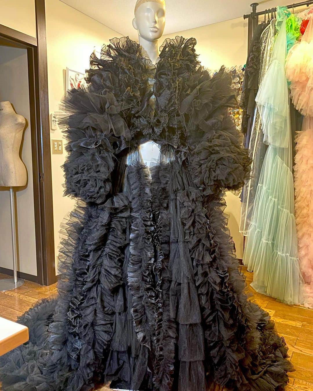 ARAKI SHIROのインスタグラム：「-creature costume details&process/black ver.- The black creature costume would be mostly constructed  with the pleated parts by free hands.In addition,each different parts would be combined with one human body. They are also inspired by deep-sea creatures×small insects on the earth.Based on the small organic chain of each parts,I have developed the organism into new creature costume. . . . . #ARAKISHIRO #emergingdesigner #upnextdesigner #blackdress #fashionforbankrobbers #1granary #thevanillaissue #sculpturalfashion #dazedanddiscovered #alwaysupportalent #コスチューム #衣装 #アラキシロウ」
