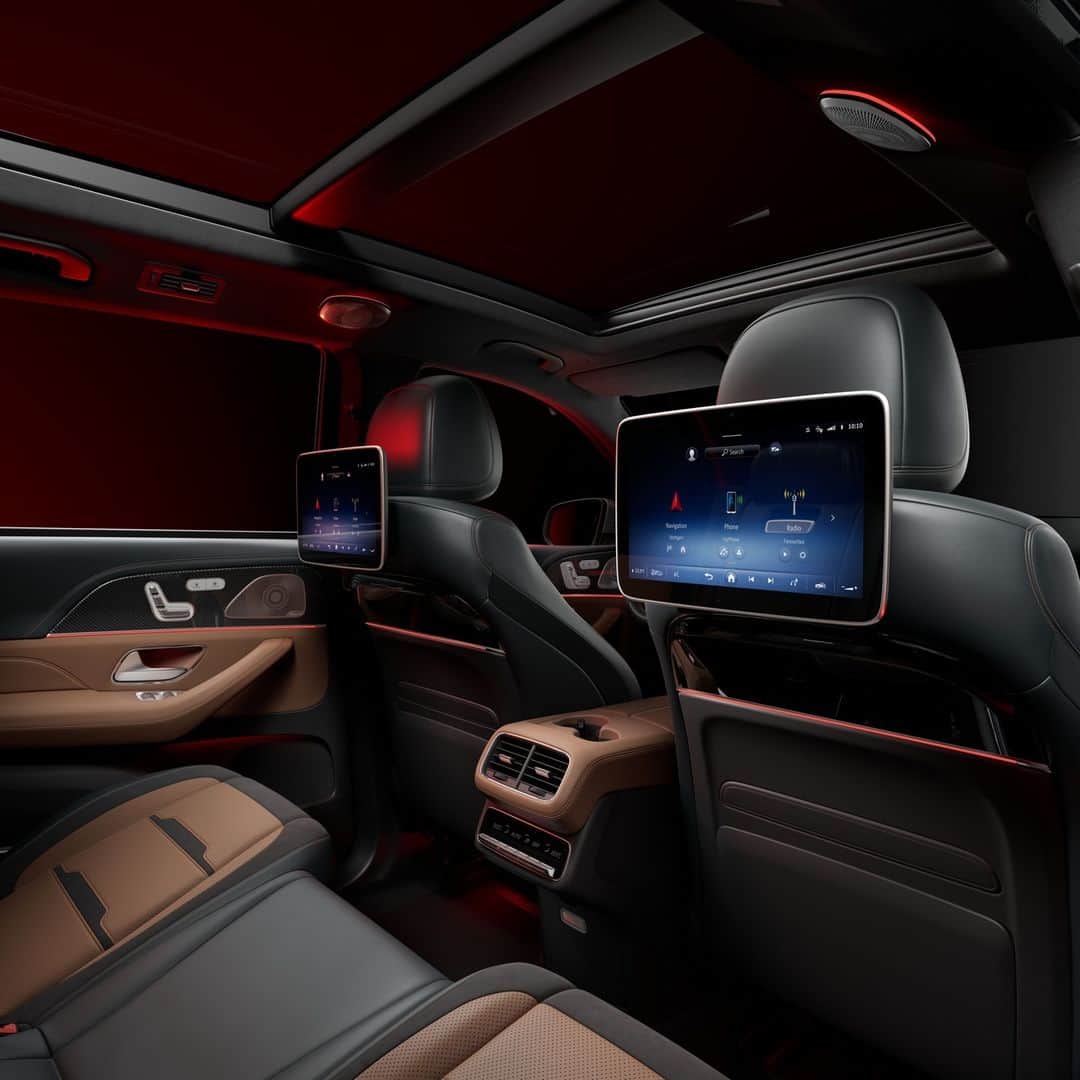 Mercedes AMGのインスタグラム：「AMG seats, exclusive nappa leather, and new colour schemes — the Mercedes-AMG GLS 63 is the next-level. Glossy brown lime wood and MANUFAKTUR black piano lacquer make for an opulent interior.  #MercedesAMG #AMG #AMGPremiere #GLS63 #OvertakeConventions  [Mercedes‑AMG GLS 63 4MATIC+ | WLTP: Kraftstoffverbrauch kombiniert: 13,2‑12,8 l/100 km | CO₂-Emissionen kombiniert: 298‑289 g/km]*  * Alle Angaben sind vorläufig und wurden intern nach Maßgabe der Zertifizierungsmethode „WLTP-Prüfverfahren“ ermittelt. Es liegen bislang weder bestätigte Werte einer amtlich anerkannten Prüforganisation noch eine EG-Typgenehmigung noch eine Konformitätsbescheinigung mit amtlichen Werten vor. Abweichungen zwischen den Angaben und den amtlichen Werten sind möglich」