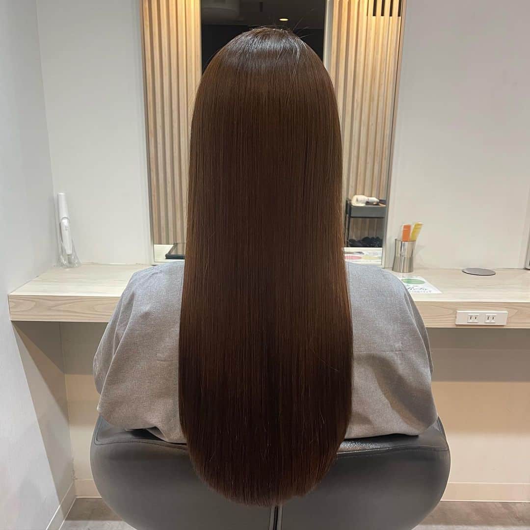 守永真彩のインスタグラム：「. . お休みの日は美容室へ✨ @nerie.tokyo   髪の毛トゥルントゥルン💇‍♀️✨ 「髪綺麗だね！」とよく言っていただけますが すべて諏訪さん @nerie_suwatomoya のおかげです。  髪質良くしたい方 触り心地良くしたい方 おすすめですよ🤍  #美容院 #ロングヘアー #スーパーロング #トリートメント #ヘアカラー」