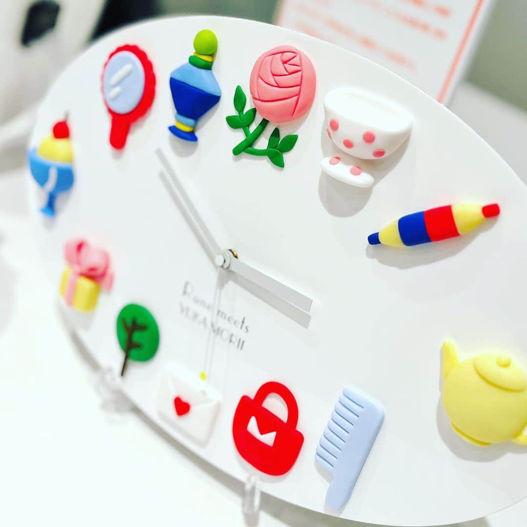 森井ユカさんのインスタグラム写真 - (森井ユカInstagram)「日本のカワイイ文化の始祖、内藤ルネ先生のイラストレーションを立体化して時計にしました。神戸ファッション美術館にて4月8日(土)~6月25日(日)開催の「Roots of Kawaii 内藤ルネ展」にて展示いただきます。色褪せない自由な時を駆けるルネ先生の世界、ぜひご覧ください。  Rene Naito, the founder of Japanese Kawaii culture. I have made a three-dimensional clock from Rune's illustration. It will be exhibited at the Kobe Fashion Museum.  #内藤ルネ #内藤ルネ展 #神戸ファッション美術館  @rune_2023kobe @runenaito_official」4月4日 17時56分 - yukamorii