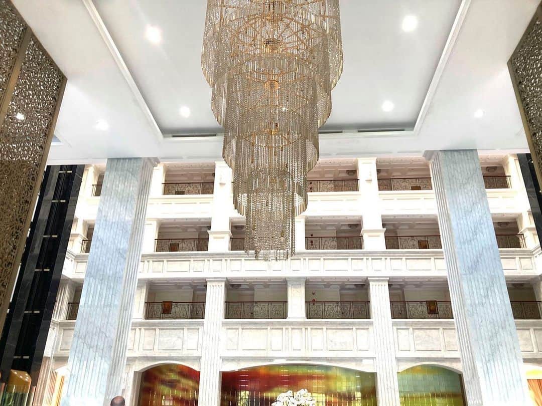 のインスタグラム：「今日は社員より💁🏻‍♀️ ベトナムのおすすめホテルをご紹介します🇻🇳👒  ベトナム・フーコック島北部にあるシェラトン フーコック ロングビーチリゾート💕  まずロビーに入ると豪華なシャンデリアがあり高級感溢れる空間に胸踊ります🎶  屋外プールの奥にはプライベートビーチが広がりリゾート気分を存分に味わうことができます⛱✨ オーシャンビューの客室からはプールとビーチをダブルで眺めることができ、おすすめです☺️ 太陽が燦々と降り注ぐ昼間のビーチも良いですがフーコックのサンセットは実に美しい！本当は秘密にしたいほど…🤫  遊園地、ウォーターパーク、動物園、水族館等を有する国内最大のテーマパークであるヴィンワンダーズに隣接しているため観光にも便利💖👌  リゾートとアクティビティどちらも楽しめるバケーションにぴったりのホテルです🥰  #阪急交通社 #旅コーデ #tabicoorde #旅好きな人と繋がりたい #海外旅行 #旅行 #女子旅 #女子旅行 #ベトナム #ベトナム旅行 #フーコック #シェラトンフーコックロングビーチリゾート#vietnam #phuquoc #sheraton#sheratonphuquoclongbeach#traveltherenext #trip #travel #tripgram #travelphotography」