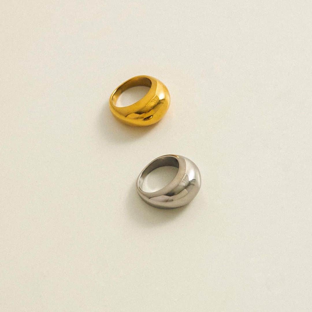 のインスタグラム：「［ring］  316Lプックリリング ¥2,200(tax incl.)  サージカルステンレスを使用した金属アレルギー対応のリング。ぽってりとした丸みのあるシルエットがコーデのアクセントに◎  #smellyjp#acc#accessory#pierce#earring#earcuff#ring#bracelet#bangle#necklace#hairaccessory」