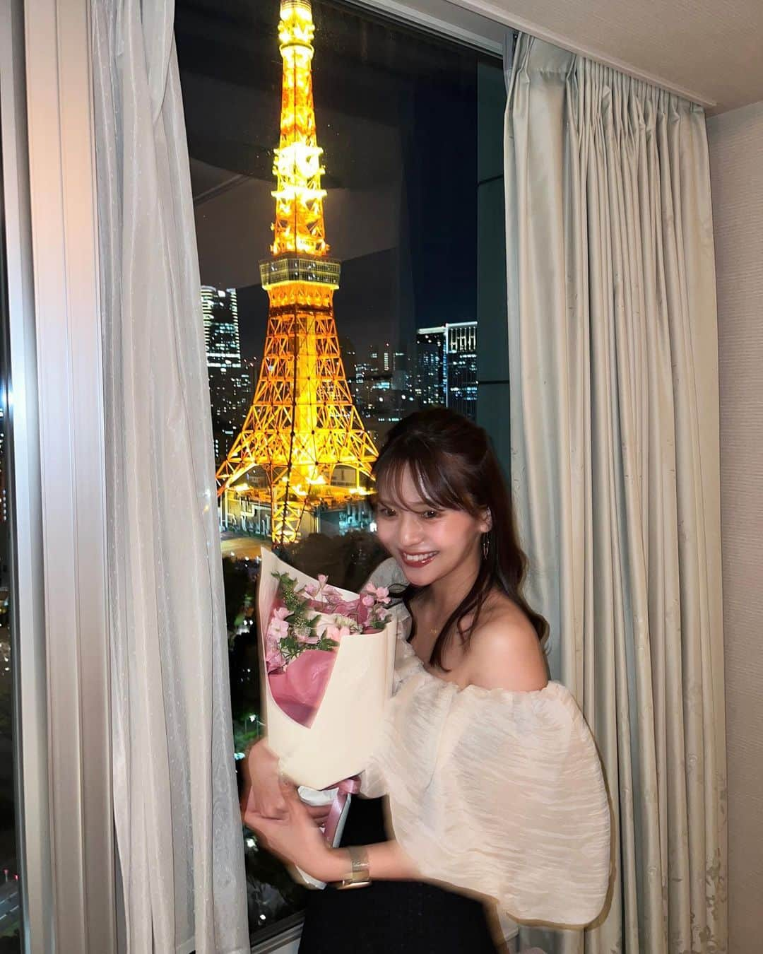 森山紗希さんのインスタグラム写真 - (森山紗希Instagram)「24歳になりました💐  お祝いのメッセージなど、みなさんの温かさをひしひしと感じています😌 本当にありがとうございます♡  24歳は”目の前のことを楽しむ”ことを目標に頑張ります✊ 仕事、自分時間、友人家族といる時間、そんな一瞬一瞬を大切に丁寧に過ごしていきたいと思います✨  社会人２年目も投稿の波はあると思いますが、温かく見守っていただけると嬉しいです！  #birthday」4月4日 17時57分 - morisaki0404