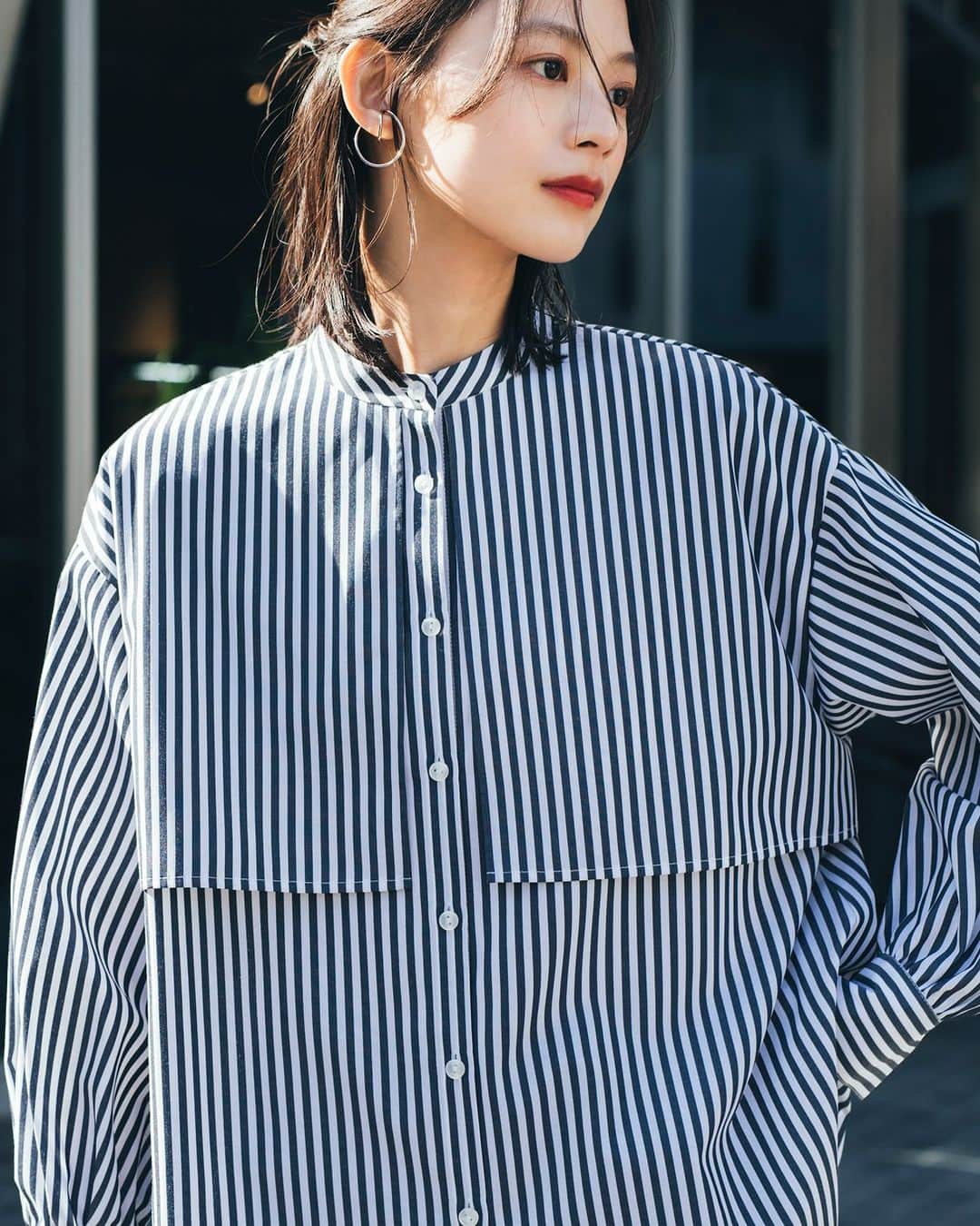 NATURAL BEAUTY BASICのインスタグラム：「松木育未さんが素敵に着こなしてくださった 春の新作webカタログ、第1弾が大好評公開中✨  ぜひチェックしてみてくださいね♪  画像1枚目 ■ストライプオーバーシャツ ¥7,920 tax in size:S/M color:ピンクストライプ/ブルーストライプ/ネイビーストライプ #0173110402  ■センタープレスデニムパンツ ¥8,910 tax in size:S/M color:ブラック/ブルーデニム #0172230800  画像2.3枚目 ■ドロストボリュームブラウス ¥8,910 tax in size:S/M color:クロ/オフ/ブルーストライプ #0173110470  ■センターコバジョガーパンツ ¥8,910 tax in size:FR color:クロ/オフベージュ #0173130402 -------------------------------------------  Normcore Style In mid spring feat.Ikumi Matsuki  ストライプのオーバーシャツに、 ボクシーベスト、ステッチワークのセットアップetc. 春コーデをバージョンアップしてくれる ノームコアなカジュアルアイテムをデリバリー。  とれたての旬クローズを身に纏って、 日常のワードローブにときめきを。  #松木育未 さん #春カラー #ストライプシャツ  #ペプラムブラウス #ジョガーパンツ  #spring #春コーデ #スプリングコーデ #お出かけコーデ #オフィスコーデ #オフィスカジュアル #通勤コーデ #大人可愛い #カラーコーデ  #着回しコーデ #きれいめカジュアル  #ベーシックコーデ #ベーシック #ナチュラルコーデ #トレンドスタイル #シンプルコーデ #ナチュラルビューティーベーシック #naturalbeautybasic」