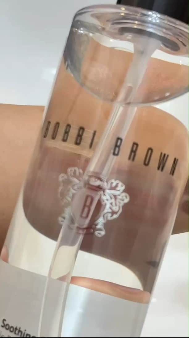 のインスタグラム：「ウォータープルーフ/ロングウェアメイクもこすらずするんと落とす！リッチなのに、水のように軽い“さらすべ”オイル。  Video by @bb_jp_nakamu  《 #スージングクレンジングオイル 》  #ボビイブラウン #BobbiBrown #SoothingCleansingOil #クレンジングオイル #クレンジング #化粧落とし #スキンケア #洗顔 #W洗顔不要」