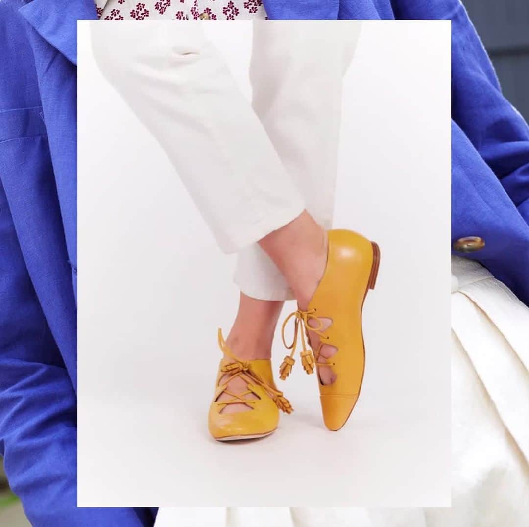 イネスドゥラフレサンジュのインスタグラム：「💛 NOUVELLE GAMME DE SOULIERS L’arrivée des beaux jours invite à porter de nouvelles sandales ou mocassins ! Découvrez la nouvelle ligne de souliers signée Ines de la Fressange Paris, toujours tout en élégance : d’une paire de sandales aux mocassins en passant par les Richelieu, il y en aura pour tous les goûts ! - 💛 NEW RANGE OF SHOES The arrival of fine weather invites you to wear new sandals or moccasins! Discover the new line of shoes by Ines de la Fressange Paris, always elegant: from a pair of sandals to moccasins and Richelieu, there is something for everyone!  @inesdelafressangesouliers @lamanuelita  #inesdelafressange #inesdelafressangeparis #girlsinines #paris #parisianchic #parisianstyle #girlsinines」