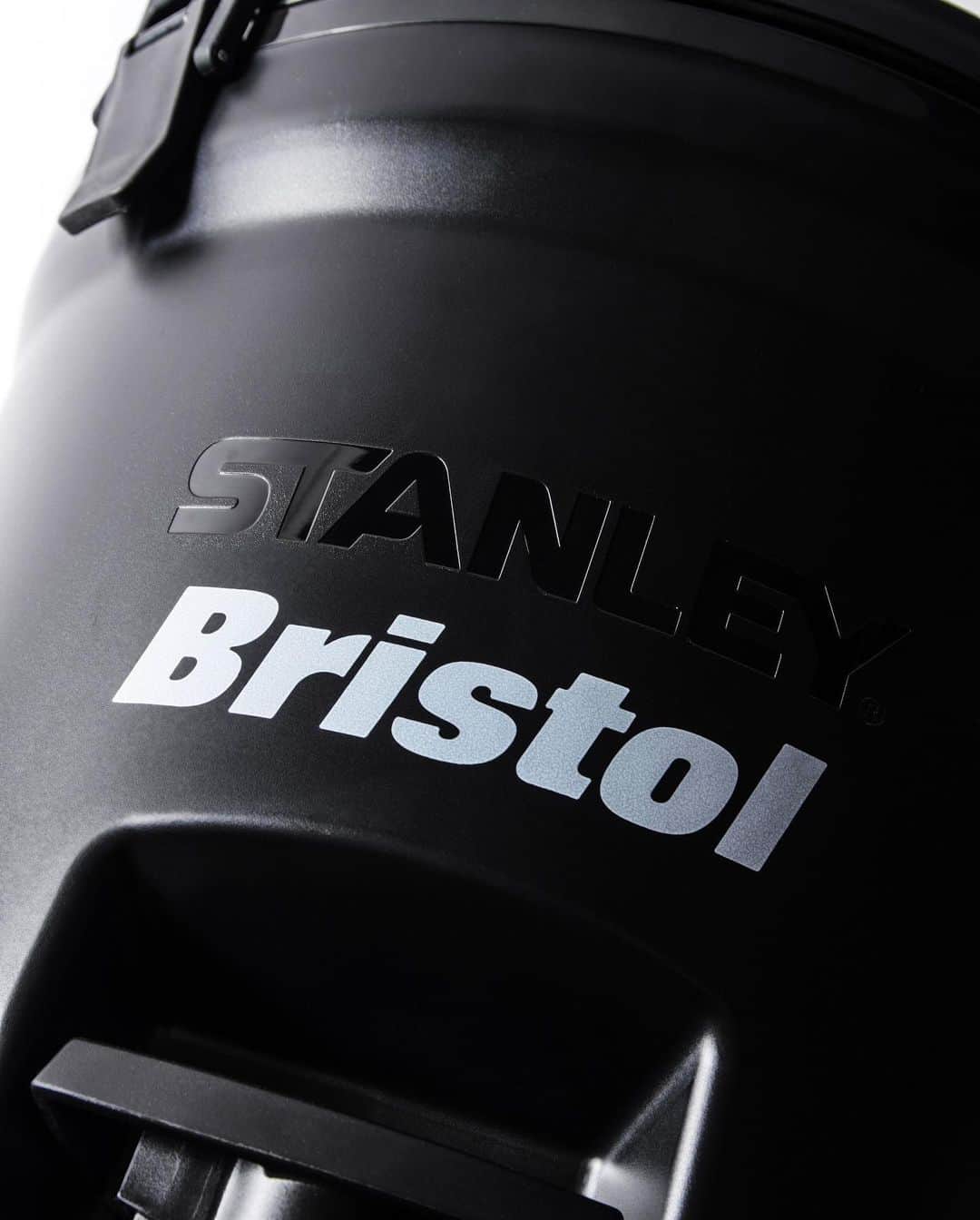 ソフさんのインスタグラム写真 - (ソフInstagram)「“F.C.Real Bristol × STANLEY” RELEASE on APRIL 7 (FRI) ⠀ ・STANLEY COOLER BOX : ￥19,800 (TAX INC) / W42.5xH28.5xD32.5cm / 15.1L ・STANLEY WATER JUG : ￥15,400 (TAX INC) / W29.7xH34.3xD29.7cm / 7.5L ⠀ F.C.Real Bristolより、ニューチームギアとして、＜STANLEY＞とのコラボレーションによるクーラーボックスと、ウォータージャグを発売します。 ⠀ 大容量かつ確かな保冷力と耐久性を擁し、手にフィットするハンドルは中身を入れた重い状態でも持ち運びがしやすい設計に。どちらもF.C.R.B.のブラックを基調にロゴを配置した特別な仕上がりです。 ⠀ 4/7(金)より、SOPH.shop、SOPH.dealerにて、同日正午よりSOPH. ONLINE STOREにて発売。 ⠀ *入荷状況、販売方法は店舗によって異なりますので、詳細は各店舗までお問い合わせくださいますようお願い申し上げます。 *SOPH.shopでの通販につきましては、4/8(土)からとなります。 ⠀ F.C.Real Bristol will release a cooler box and a water jug as new team gear in collaboration with <STANLEY>. ⠀ The large capacity, reliable cold retention and durability, and the handle that fits in the hand make it easy to carry even when the contents are heavy. Both are specially finished with the F.C.R.B. logo on a black background. ⠀ Available at SOPH.shops, SOPH.dealers from 4/7(Fri), and SOPH. ONLINE STORE from 12:00pm(JST) on the same day. ⠀ *Please contact each store for details as the availability and sales method differ depending on the store. *As for the mail order at SOPH.shops, it starts from 4/8(Sat). ⠀ www.soph.net . #FCRB  #FCREALBRISTOL  #STANLEY #FCRBxSTANLEY @stanley_jp」4月4日 18時01分 - soph_co_ltd