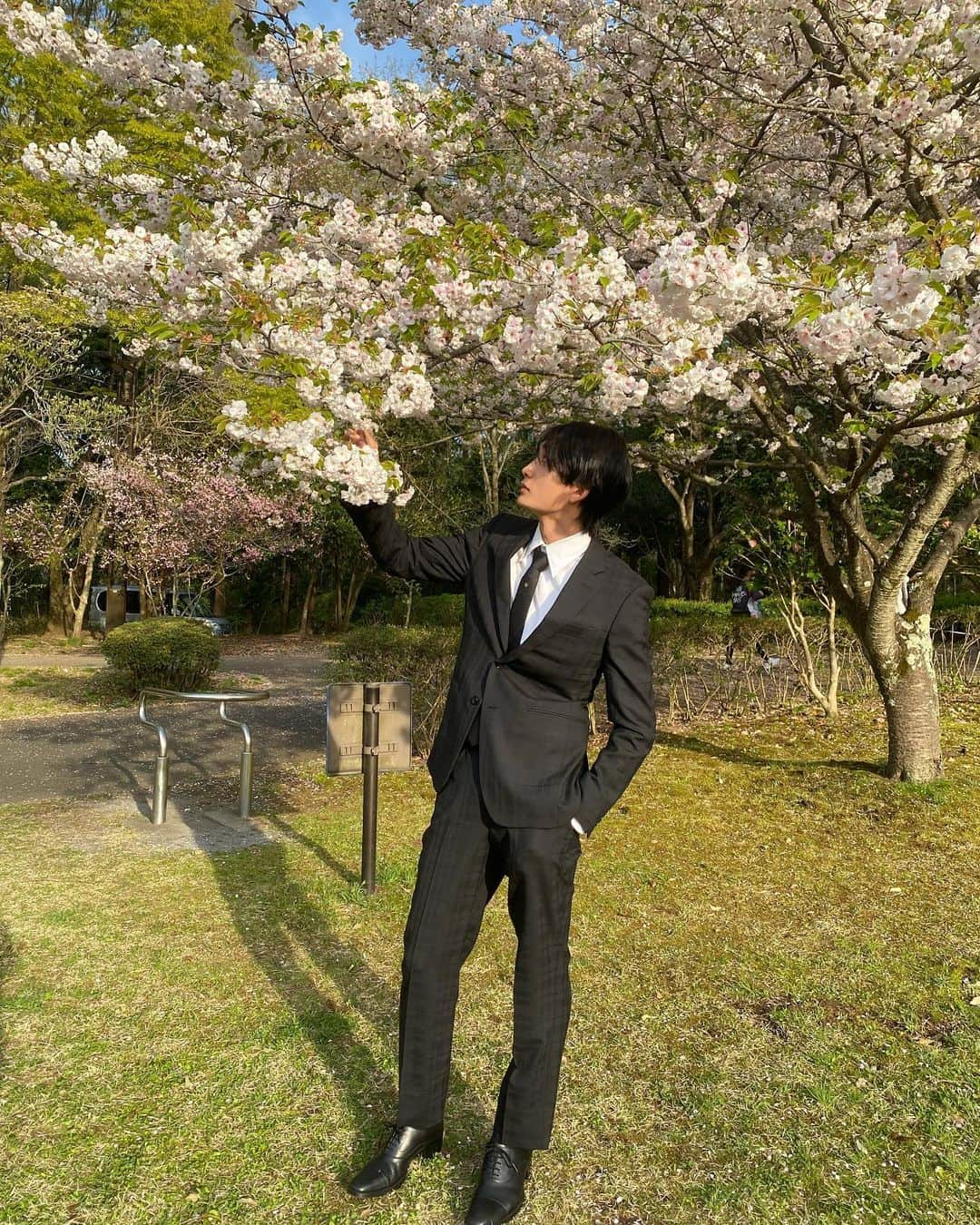 大久保琉唯のインスタグラム：「大学入学  suit： @takeokikuchi_official  tie： @dior  shoes： @ladmusician    #入学式」