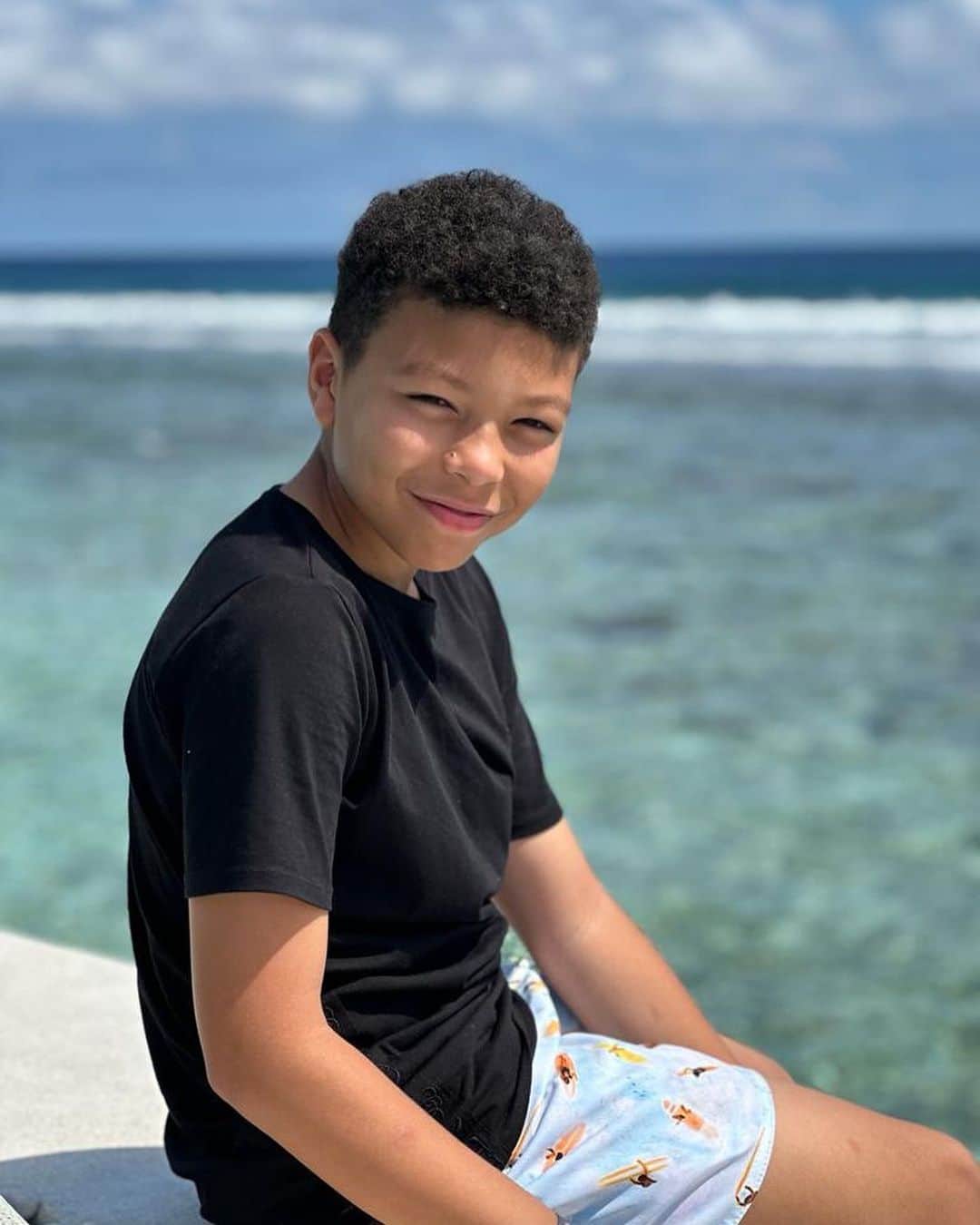 のインスタグラム：「🇧🇷 Desde que você nasceu, o nosso mundo se transformou em um paraíso de alegrias. Naquele momento, nós sabíamos  que você seria a nossa prioridade, e que nós sempre faremos de tudo para te ver feliz. Que a sua jornada continue repleta de aventuras emocionantes e que o seu coração continue transbordando amor , que o seu dia seja tão especial quanto você é para nós e para todas as pessoas ao seu redor. Felicidades, hoje e sempre! Te amamos ❤️  🇬🇧 Since you were born, our world has become a paradise of joys. Since that moment, we knew that you would be our priority, and that we will always do everything to see you happy.  May your journey continue full of exciting adventures and may your heart continue to overflow with love, may your day be as special as you are to us and to all the people around you. Best wishes, today and always! We love you ❤️ . . . #IsabelleSilva #BelleSilva #FamiliaSilva #ThiagoSilva #IagoSilva #Iagofaz12」