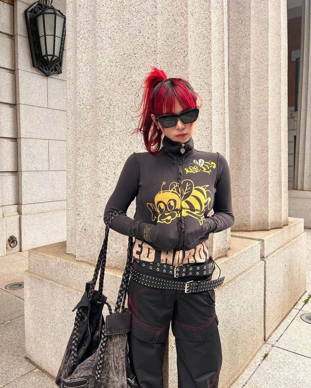 なつかのインスタグラム：「🐝〰️➿〰️➿  sunglasses @szadecollective   Ed Hardyの🐝お気に入り。 ぶんぶんぶん。」