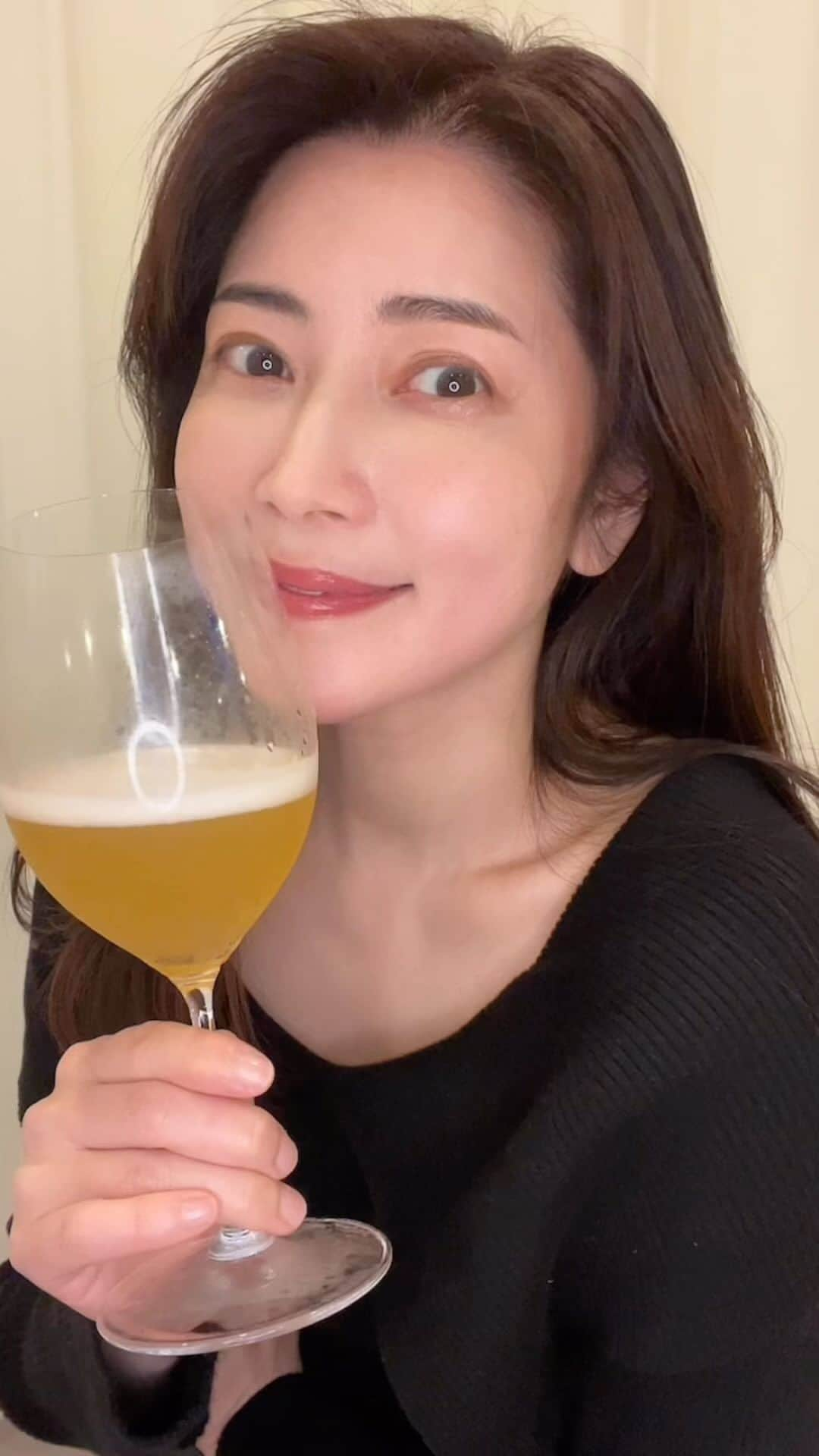 森絵里香のインスタグラム：「とっても美味しいビールを見つけてしまった💡  日本初のラグジュアリービール"ROCOCO tokyo WHITE"  フルーティーで上品な味わいのビール 富士山の伏流水を使って醸造されています  ビール好きはもちろん、 ビールを少し苦手に感じていた方や 普段シャンパーニュなどを好んで飲む方にもオススメかも！  私のインライを観てくださる方はご存知だと思うのですが、 私はワイングラスでビールを飲むのが好きでして… ROCOCO tokyo WHITEはワイングラスが似合うお味♡ ぐんぐん進んでしまいます。笑  以前はレストランなどでしか見かけなかったのだけど、 今は公式オンラインストアのみで限定販売されているので ビール好きの方には是非試してみてほしいです✨  私の母もお酒好きなので、プレゼントにも良さそうだな☺️  近々またゆる飲みインライをするつもりなのだけど、 その時用にもしっかりキープしています✨笑  また改めてLIVEの告知もさせてくださいね！  それにしても… 飲み終わりの顔、もう少し可愛くできなかったのかしら😅  . #rococotokyo #rococotokyowhite #日本初のラグジュアリービール#美味しい#ビール好きさん#是非試してみてね#🥂」