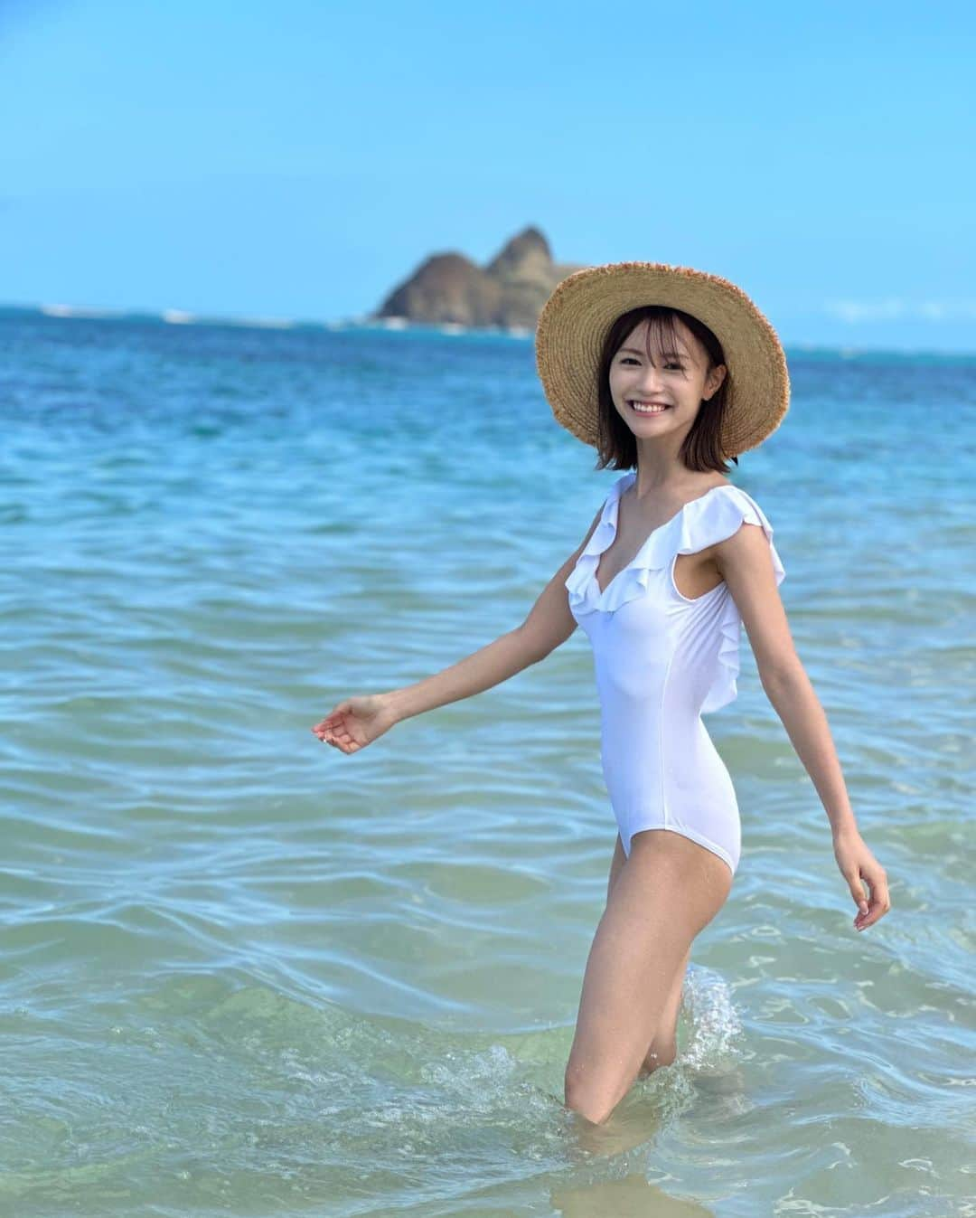 山下愛実（まなみるく）のインスタグラム：「Hawaii🏝 . . . ラニカイ ビーチ🏝 めちゃ綺麗で砂浜がすごく長くて 写真じゃ伝わらないのが残念🙍🏻‍♀️ 行き道のドライブも最高すぎた🚗🤍  #ハワイ#ハワイ旅行#ハワイ海 #ラニカイ#ラニカイビーチ#ハワイビーチ #水着#ワンピース水着#麦わら帽子」