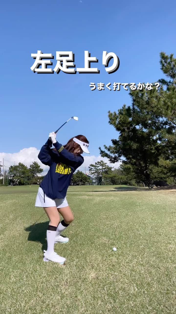 SARAKIMISAKIのインスタグラム：「苦手な傾斜🥹  左足上がりはフェースが返りすぎて フックになりやすいんだって🥹 次からはもう少し左足に体重かけて振る！！  左足上がりはクラブが寝て入りやすいから 距離も出にくくなる！ので1番手上げるといいらしい🥹 ってゆうのをいま調べて読んで確かにー！ってなってます👏  少しずつ理論がわかるようになってきた気がする🫶🏻 しっかりスイングの振り返りもしていこうと思いました！  これはまぁまぁ上手く打ててグリーンに乗った⛳️ もう少し寄せたいね🥹✨  . . . . . #ゴルフ #スイング #スイング動画 #ゴルフ女子  #左足上がり #傾斜 #golf #golfswing #インスタゴルフ  #golfstagram #ゴルフ上手くなりたい」