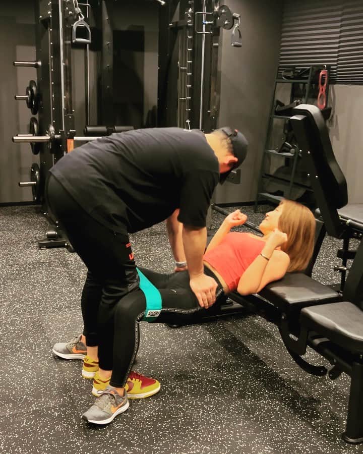 なーみのインスタグラム：「🍑ヒップスラストwith🦍 この何キロか分からない微調整がたまらん😇 生の力加減でより的確に効くんですわぁー  @yuji.chiro_fit ゆーじさんのパーソナルは、何だろ。。緊張もしないし 構えないから好き🤭  #ヒップスラスト #ウィズご #パーソナルトレーニング#パーソナルトレーナー#渋谷#ダイエット#筋トレ#筋トレ女子#フィットネス#お尻」