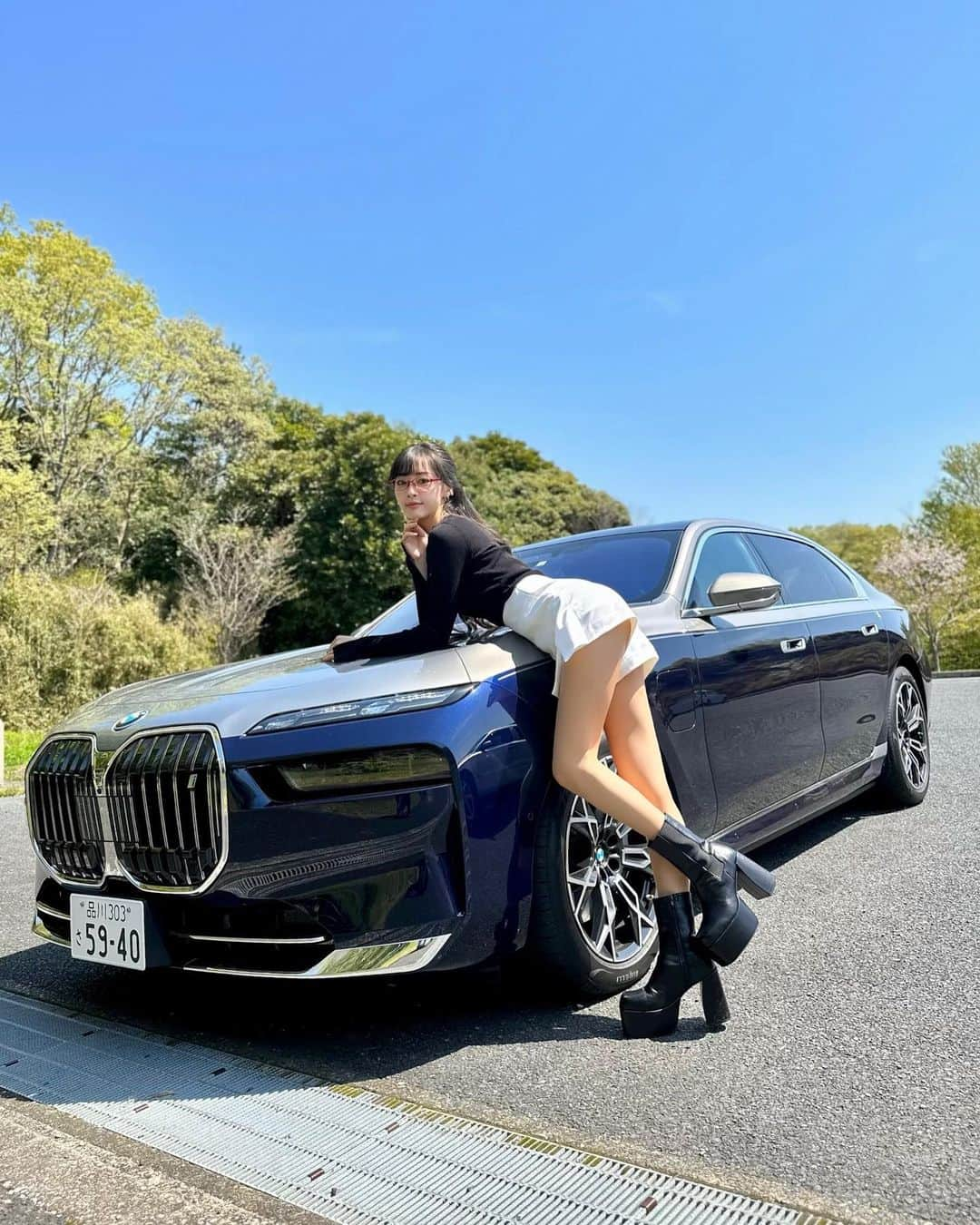 林紗久羅のインスタグラム：「. . . . 新型BMW i7 🐈‍⬛🐈‍⬛🐈‍⬛ . 電気で走る移動式映画館ですね✨ . 後部座席に座るのがおすすめ！ . . . #carトップ #おっさんずカーライフ研究所 #秘書 #秘書コーデ #秘書の休日 #えちえちポーズ #えちえちぐらむ #スレンダー #スレンダーボディ #メガネ女子 #めがね女子 #赤縁メガネ #ショートパンツ #ショートパンツコーデ #厚底ブーツ #zara #bmwi7 #bmw #racequeen #レースクイーン #お尻 #お尻女子 #お尻痩せ」