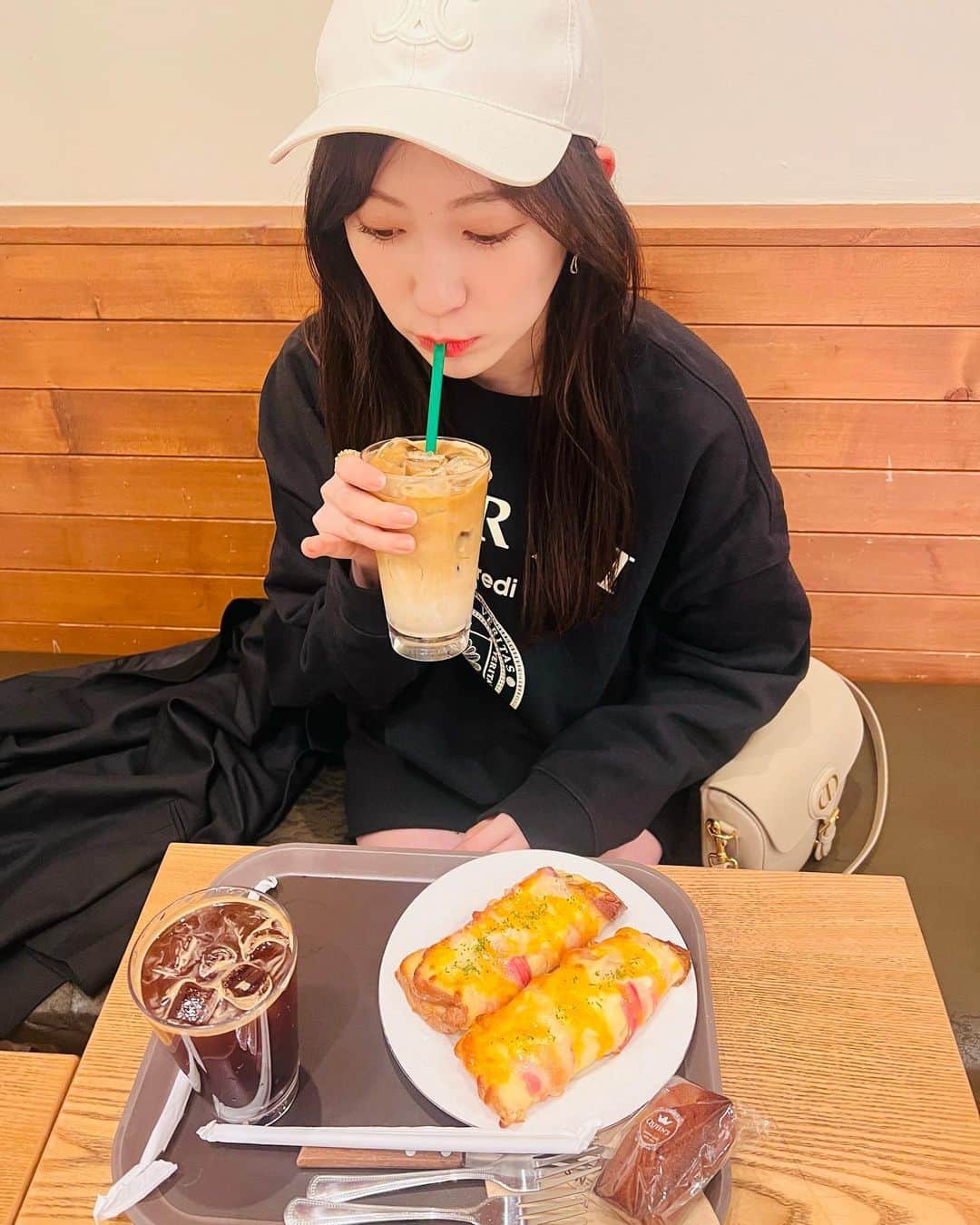 吉田朱里のインスタグラム：「3月はダイエット休憩で めちゃくちゃ食べたら、肌は荒れるし、浮腫みまくるし…体がずっと重くて、韓国で追い討ちをかけたので 流石に反省して帰ってきてすぐ ダイエットスイッチ入れました😂 . 母に会ったら太った？って言われた😂笑　 怖くて体重も測ってまへん😇😇 . とりあえず健康的な食生活に 戻して、運動しまーす！！ メリハリ大事🥰 . #ダイエット #カフェ #cafe」