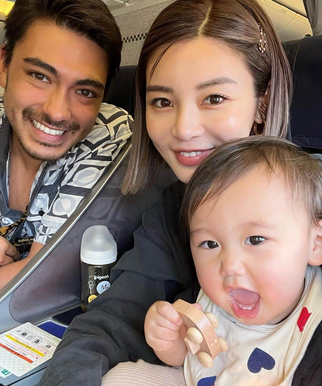島袋聖南のインスタグラム：「子連れ移動って一世一代の大仕事w もっと幼いときの方が寝てくれていたかも🛩 到着してパパママぐったり😪🌟 きっとみなさんの家庭もそうでしょ？😂 これもまたいい思い出のひとつ♡ #ガオぴよ🦖」