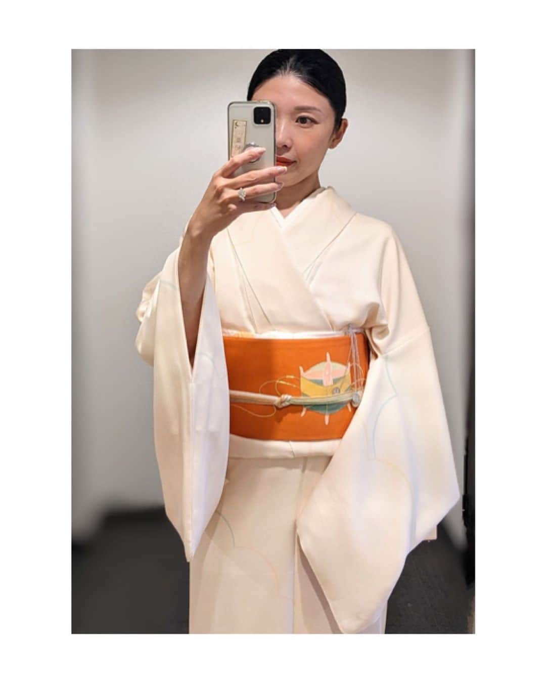 のインスタグラム：「ちらりと見えます帯締めは、帯に合わせましてオレンジ色の絞りにしました🧵🪡 ＊鏡に向かい撮影しておりますゆえ、衿合わせが反対に見えております。ご了承下さい。 #kimono #kimonocordinate #japanesekimono #japanesetradition #beautifultradition #lovekimono  #instakimono #기모노  #お着物 #お着物コーディネート #着物コーディネート  #袷 #袷の小紋 #小紋コーディネート #呉服に志田 さん #名古屋帯 #ぎをん齋藤 さん #亜紀の和装記録」