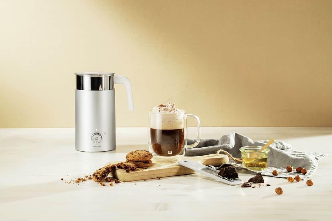 ZWILLING Japan ツヴィリングのインスタグラム：「【Enfinigy レシピ : ナッティカフェモカ】 コーヒーのほろ苦さとこっくりとした甘味のバランスが美味しい「ナッティカフェモカ」のレシピをご紹介します。今回のレシピではアーモンドミルクを使うので香ばしいナッツの風味も楽しめます。朝晩の冷え込みはまだ厳しい今の季節にもぴったりなドリンクです。  材料 アーモンドミルク 230g 削ったダークチョコ 30g キャラメルシロップ 小さじ1 エスプレッソコーヒー* 60g (トッピング用)削ったチョコレート 適量  作り方 1. アーモンドミルク、ダークチョコ、キャラメルシロップをミルクフォーマーのステンレスマグに入れ、ホットモードを選ぶ。  2. エスプレッソコーヒーを準備する。 *エスプレッソコーヒーがない場合は、インスタントコーヒーを少量のお湯で溶いたもので代用してください。  3. ドリンク用カップに1のミルクと2のコーヒーを注ぐ。お好みで出来上がったドリンクの上に削ったチョコレートをトッピングする。  #ZWILLINGENFINIGY #ツヴィリングエンフィニジー #ミルクフォーマー #カフェモカ」