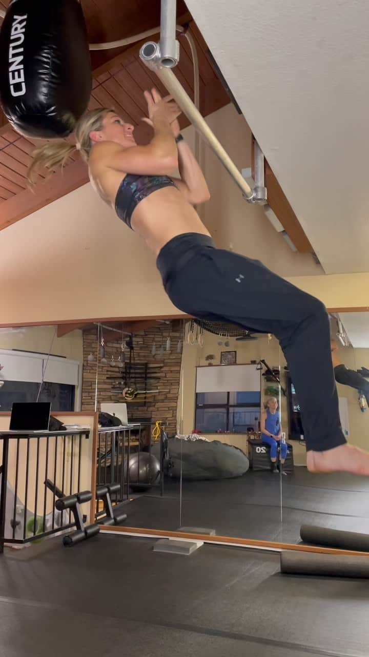 ジェシー・グラフのインスタグラム：「Now that my mom @ginnymaccoll is nailing the #salmonpop drill, I’ll demo my next progression for home #salmonladder training.  See if you can get enough air time to add a clap at the top of each pop.  If you can, you’re probably getting high enough to advance up a standard salmon ladder!  This drill is great for practicing the rhythm and endurance to connect many rungs in a row 🐠🪜😁」