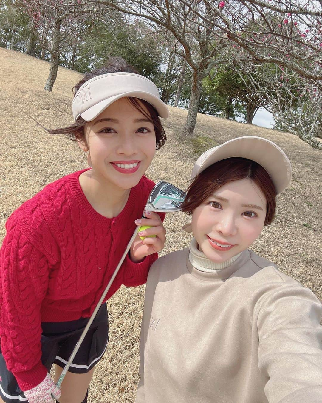 石倉侑芽さんのインスタグラム写真 - (石倉侑芽Instagram)「⛳️🤍  結構な時差投稿だけど2月中旬のゴルフ🏌️‍♀️  ももちゃんとルナンのサンバイザーお揃い🤍 @lenan_golf   この日は暖かいのにものすごい強風で ゴルフどころじゃない過酷な日だった🥹😂  何回もサンバイザー飛ばされるし 何回もティーからボール落ちるし 極寒や雨の中以外にも、 強風の中でのゴルフの過酷さを知った日でした😂笑  帰ってきてからの疲労やばくて お風呂入ってすぐ気絶🤤😪  忘れられない思い出になりました🫶  #ゴルフ女子#ゴルフ#ゴルフウェア#ゴルフコーデ #ゴルフスイング#スポーツ女子 #トレーニング女子#ゆめちんゴルフ#ゴルフ女子コーデ#春ゴルフコーデ#ゴルフウェアレディース」4月4日 9時33分 - yume8115