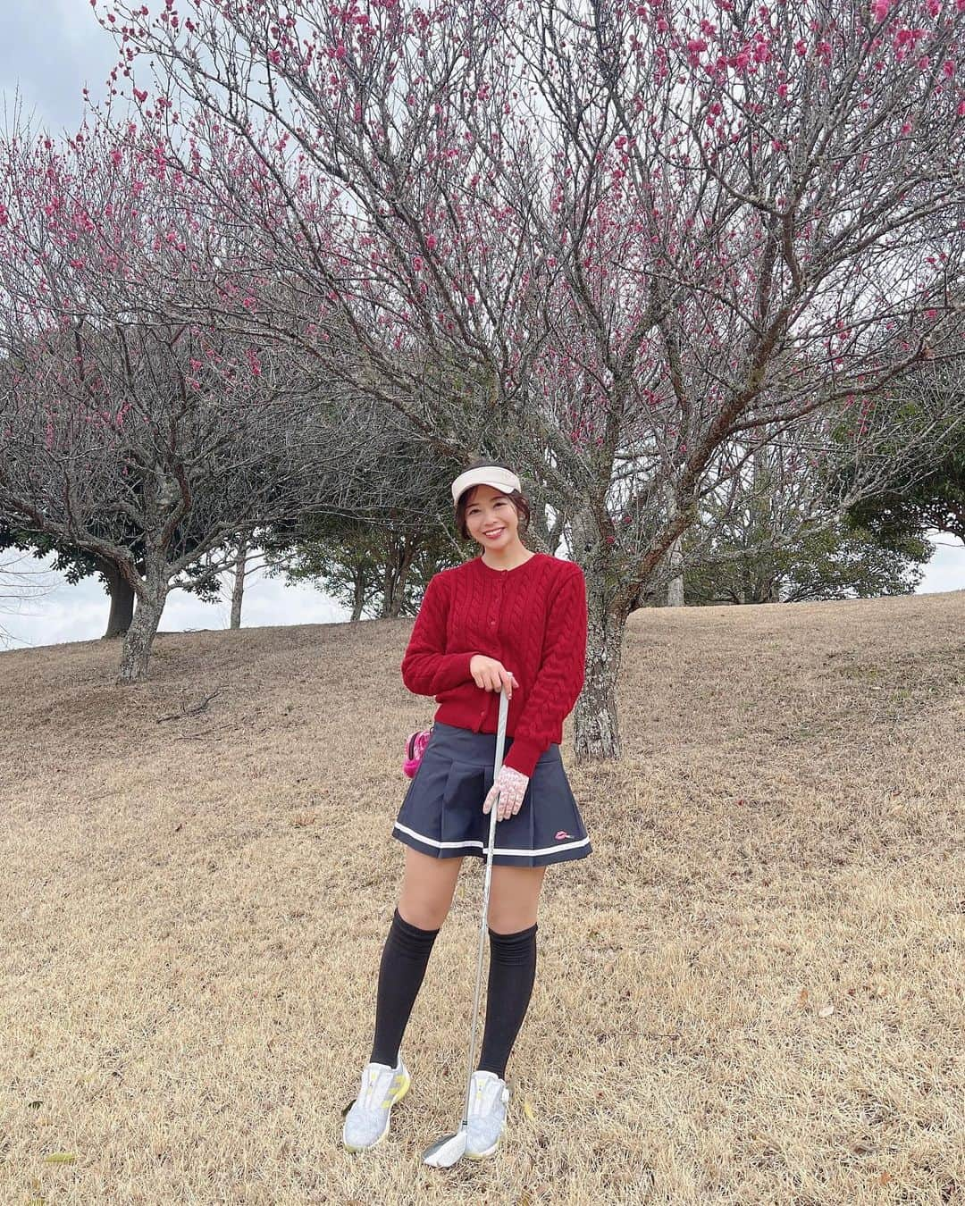 石倉侑芽さんのインスタグラム写真 - (石倉侑芽Instagram)「⛳️🤍  結構な時差投稿だけど2月中旬のゴルフ🏌️‍♀️  ももちゃんとルナンのサンバイザーお揃い🤍 @lenan_golf   この日は暖かいのにものすごい強風で ゴルフどころじゃない過酷な日だった🥹😂  何回もサンバイザー飛ばされるし 何回もティーからボール落ちるし 極寒や雨の中以外にも、 強風の中でのゴルフの過酷さを知った日でした😂笑  帰ってきてからの疲労やばくて お風呂入ってすぐ気絶🤤😪  忘れられない思い出になりました🫶  #ゴルフ女子#ゴルフ#ゴルフウェア#ゴルフコーデ #ゴルフスイング#スポーツ女子 #トレーニング女子#ゆめちんゴルフ#ゴルフ女子コーデ#春ゴルフコーデ#ゴルフウェアレディース」4月4日 9時33分 - yume8115