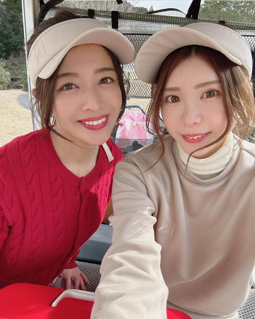 石倉侑芽のインスタグラム：「⛳️🤍  結構な時差投稿だけど2月中旬のゴルフ🏌️‍♀️  ももちゃんとルナンのサンバイザーお揃い🤍 @lenan_golf   この日は暖かいのにものすごい強風で ゴルフどころじゃない過酷な日だった🥹😂  何回もサンバイザー飛ばされるし 何回もティーからボール落ちるし 極寒や雨の中以外にも、 強風の中でのゴルフの過酷さを知った日でした😂笑  帰ってきてからの疲労やばくて お風呂入ってすぐ気絶🤤😪  忘れられない思い出になりました🫶  #ゴルフ女子#ゴルフ#ゴルフウェア#ゴルフコーデ #ゴルフスイング#スポーツ女子 #トレーニング女子#ゆめちんゴルフ#ゴルフ女子コーデ#春ゴルフコーデ#ゴルフウェアレディース」