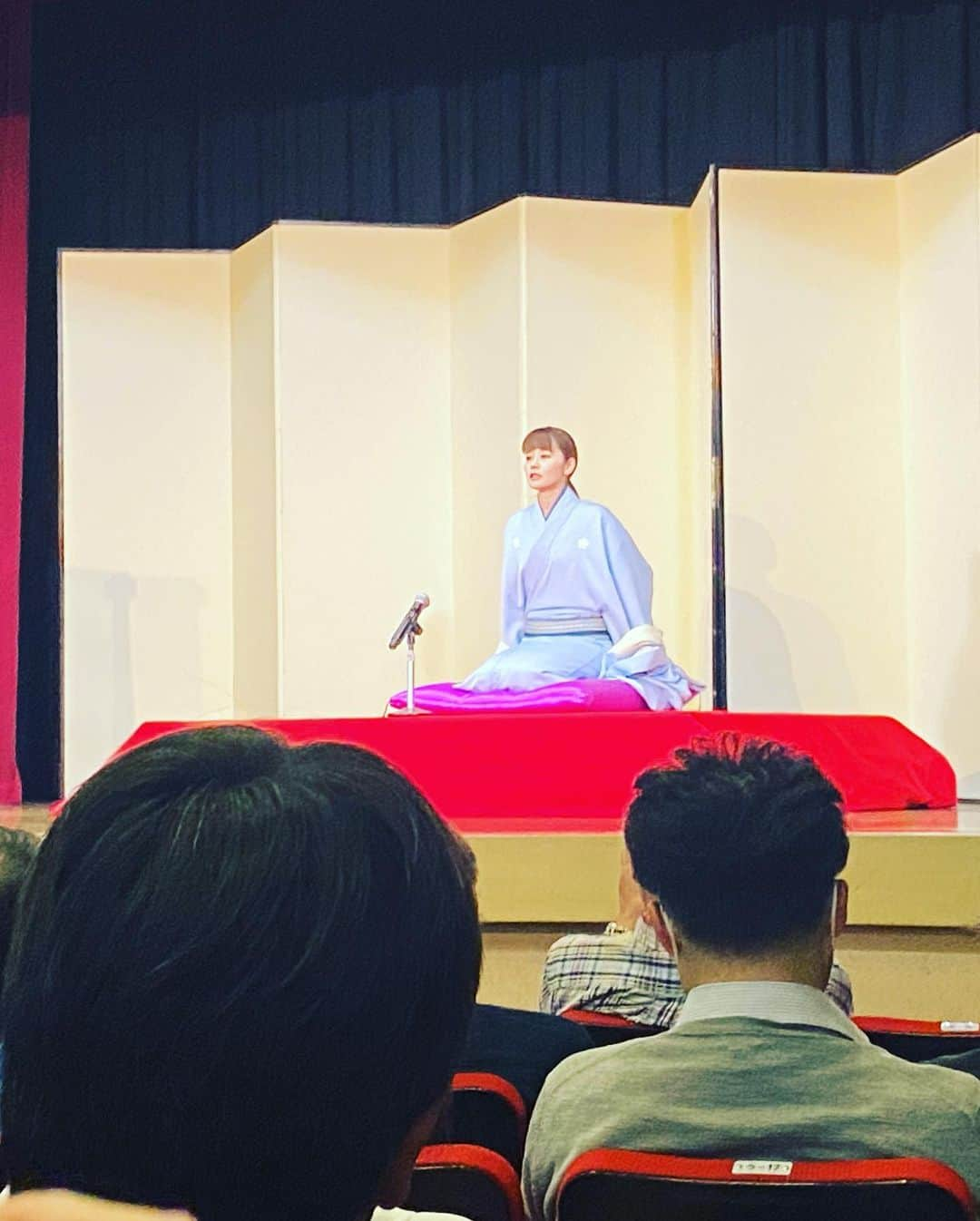 日出郎さんのインスタグラム写真 - (日出郎Instagram)「金原亭杏寿ちゃんの二つ目昇進独演会に行ってきました♪ 写真は会の終了後、杏寿ちゃんが取材を受けてる合間に、同じ天狗連で一緒に落語を演っている俳優の稲村梓ちゃんと。  同じ金原亭世之介師匠に落語を教わっているので、なんだか世之介一門とは親戚弟子のような関係かな笑  会場は浅草東洋館! 私達、チーム「天狗連参る」も高座に上がらせて頂いてる場所です!  40日間、上野、新宿、浅草、池袋と定席を披露目で周り、待ってましたぁ〜の独演会! 東洋館入口には長蛇の列。 凄い人気だなぁ  TVや取材も沢山入ってました! 和やかな雰囲気で満席の中、会は始まりまして  金原亭志ん喜　つる 金原亭杏寿　　転失気 金原亭世之介　堪忍袋 金原亭杏寿　　反対俥 〜仲入り〜 披露目口上　ゲスト　榎本了壱先生 金原亭駒平　　寿限無 金原亭杏寿　　たちきり  見事な三席!  黒紋付姿、眩しかったなぁ 節目のある商売ていいですねぇ  私の好きな宝塚歌劇も正装は翠の袴と決まってますからねぇ  杏寿ちゃん、今はレコーディングに忙しいみたいでデビュー曲が5月に出るらしいです♪ また落語会は勿論、キャンペーンとか忙しくなるね!  私も頑張りま〜す!!!  #日出郎 #金原亭杏寿 #二つ目披露目 #落語会 #金原亭世之介 #金原亭駒平 #金原亭志ん喜  #稲森梓」4月4日 9時49分 - hiderou1030