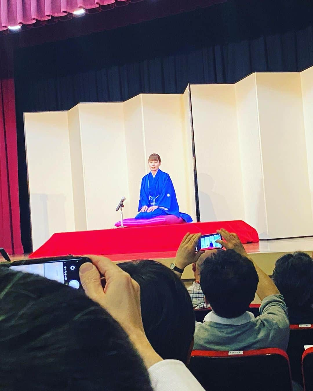 日出郎さんのインスタグラム写真 - (日出郎Instagram)「金原亭杏寿ちゃんの二つ目昇進独演会に行ってきました♪ 写真は会の終了後、杏寿ちゃんが取材を受けてる合間に、同じ天狗連で一緒に落語を演っている俳優の稲村梓ちゃんと。  同じ金原亭世之介師匠に落語を教わっているので、なんだか世之介一門とは親戚弟子のような関係かな笑  会場は浅草東洋館! 私達、チーム「天狗連参る」も高座に上がらせて頂いてる場所です!  40日間、上野、新宿、浅草、池袋と定席を披露目で周り、待ってましたぁ〜の独演会! 東洋館入口には長蛇の列。 凄い人気だなぁ  TVや取材も沢山入ってました! 和やかな雰囲気で満席の中、会は始まりまして  金原亭志ん喜　つる 金原亭杏寿　　転失気 金原亭世之介　堪忍袋 金原亭杏寿　　反対俥 〜仲入り〜 披露目口上　ゲスト　榎本了壱先生 金原亭駒平　　寿限無 金原亭杏寿　　たちきり  見事な三席!  黒紋付姿、眩しかったなぁ 節目のある商売ていいですねぇ  私の好きな宝塚歌劇も正装は翠の袴と決まってますからねぇ  杏寿ちゃん、今はレコーディングに忙しいみたいでデビュー曲が5月に出るらしいです♪ また落語会は勿論、キャンペーンとか忙しくなるね!  私も頑張りま〜す!!!  #日出郎 #金原亭杏寿 #二つ目披露目 #落語会 #金原亭世之介 #金原亭駒平 #金原亭志ん喜  #稲森梓」4月4日 9時49分 - hiderou1030