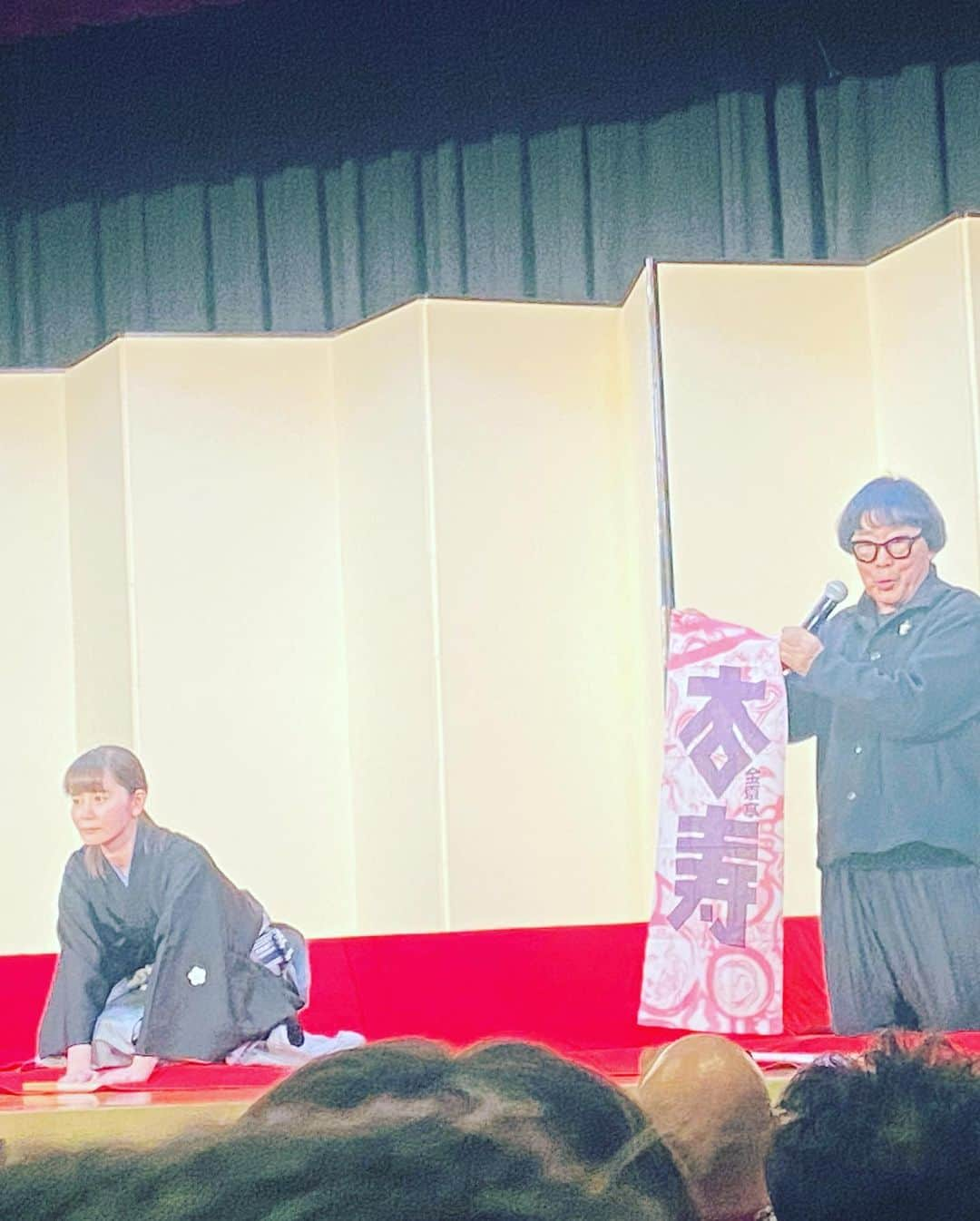 日出郎さんのインスタグラム写真 - (日出郎Instagram)「金原亭杏寿ちゃんの二つ目昇進独演会に行ってきました♪ 写真は会の終了後、杏寿ちゃんが取材を受けてる合間に、同じ天狗連で一緒に落語を演っている俳優の稲村梓ちゃんと。  同じ金原亭世之介師匠に落語を教わっているので、なんだか世之介一門とは親戚弟子のような関係かな笑  会場は浅草東洋館! 私達、チーム「天狗連参る」も高座に上がらせて頂いてる場所です!  40日間、上野、新宿、浅草、池袋と定席を披露目で周り、待ってましたぁ〜の独演会! 東洋館入口には長蛇の列。 凄い人気だなぁ  TVや取材も沢山入ってました! 和やかな雰囲気で満席の中、会は始まりまして  金原亭志ん喜　つる 金原亭杏寿　　転失気 金原亭世之介　堪忍袋 金原亭杏寿　　反対俥 〜仲入り〜 披露目口上　ゲスト　榎本了壱先生 金原亭駒平　　寿限無 金原亭杏寿　　たちきり  見事な三席!  黒紋付姿、眩しかったなぁ 節目のある商売ていいですねぇ  私の好きな宝塚歌劇も正装は翠の袴と決まってますからねぇ  杏寿ちゃん、今はレコーディングに忙しいみたいでデビュー曲が5月に出るらしいです♪ また落語会は勿論、キャンペーンとか忙しくなるね!  私も頑張りま〜す!!!  #日出郎 #金原亭杏寿 #二つ目披露目 #落語会 #金原亭世之介 #金原亭駒平 #金原亭志ん喜  #稲森梓」4月4日 9時49分 - hiderou1030