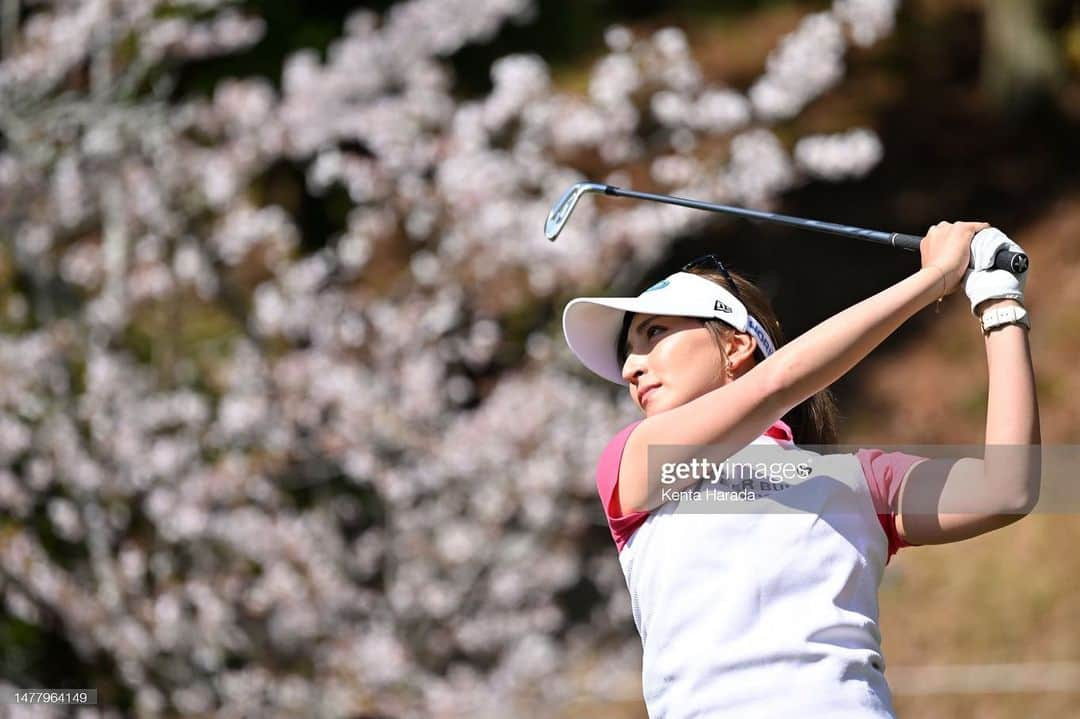 脇元華のインスタグラム：「ヤマハレディースオープン葛城🌸  風がちょっと吹くだけで難易度があがるゴルフ場。  色々学び、色々経験したのでそれを活かして強くなって行きたいです！  そしてキャディーさんは去年も担いでくださったハウスキャディーの方でした😊 一緒に写真撮り忘れてしまった…😭 4日間一緒に戦ってくれてありがとうございました！！  また今週からも頑張ります！！  #脇元華 #GMOインターネットグループ #HORIBA #UMK #IDEX #Taylormade #masterbunnyedition #eyevol #newera #briefing #sev #golf #テーラーメイド #マスターバニー #ニューエラ #ブリフィング #セブ #ゴルフ」