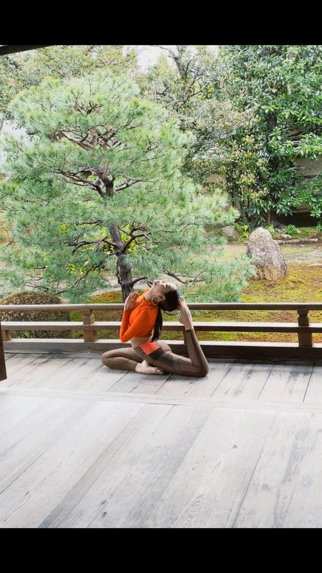 池田莉子のインスタグラム：「ZEN YOGA🧘‍♂️📿  建仁寺 両足院にて坐禅の後、 静かに手を合わせるヨガフロー  坂本龍一さんのAsienceを使わせて頂きます✨✨ 心からご冥福をお祈り致します✨  @skmtgram #坂本龍一   #kyoto #ryuichisakamoto #yoga  #建仁寺 #両足院 #お寺ヨガ」