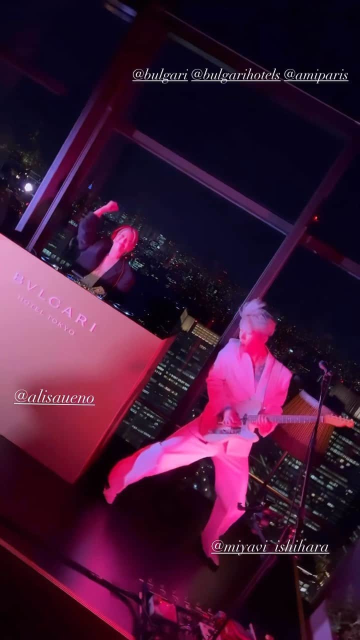 雅-MIYAVI-のインスタグラム：「Got back in Tokyo just in time. Congrats @bulgari for opening @bulgarihotels in Tokyo. Rocked w/ my sis @alisaueno 🤘🏻Also lovely to see Bvlgari fam n friends. Filled with so much love (And Champagne)  ブルガリホテル東京のグランドオープニングをお祝いしに、急遽帰国しました。  久しぶりのDJセットで、アリサちゃんと何曲か演奏させてもらいました。愛に溢れたブルガリファミリー＆友人のみんなと会えて楽しかった！(&酔っ払った！)  また久しぶりにDJセットもやりたいな  MIYAVI DJ Set (w/ Alisa Ueno)  Le Freak Closer Levitating  📸 @ygnjp」