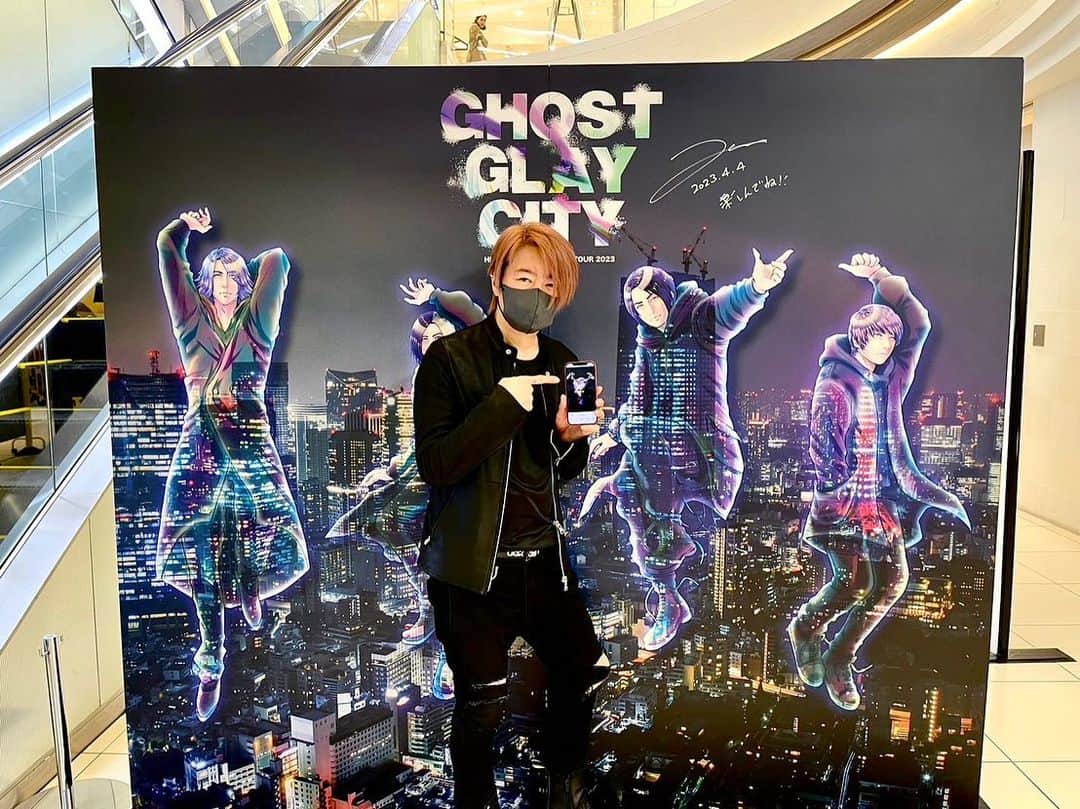 TERUのインスタグラム：「^_^  和歌山MIO 1階で開催されてますGHOST  GLAY CITY。  今日もゴーストサイン書いてきました^_^  写真の中に僕の大好きなあの人❤️が！  そうです和歌山です！  今日で32公演中12本目！  着々と進んでますね。  今日も楽しんで下さいね！  #ハイコミ2023 #GhostGlayCity #GGC」