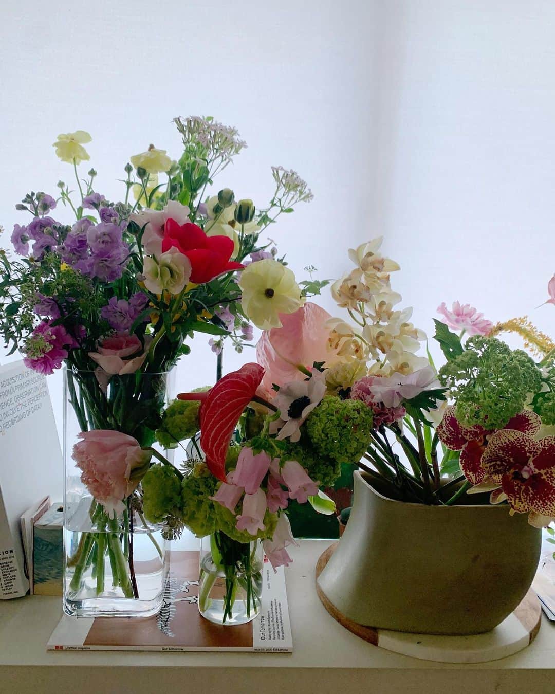 花盛友里のインスタグラム：「みなさんからいただいたお花でお家がすごぶる可愛い。。あぁしあわせ、こんなに愛をもらっていいのかしらと思った7日間。  またじっくり思い出を書くけどとりあえずお花が幸せだからお花の投稿🤍と、頂いた脱いでみたのクッキー！写真撮らないと！って気づいた時にはもう齧ってた笑 おいしいいい、愛かんじるうううう😭  足が棒だけどこれまたいろんな人がくれた休息時間とか、よもぎのとかを足に貼って、これまたみんなの想いと愛を感じて涙涙。 感情がナイアガラの滝みたいになってます。」