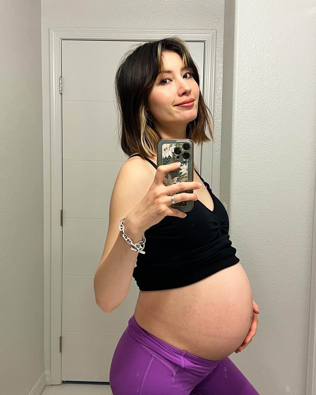 高松チェルシーリナのインスタグラム：「. 今日から臨月に入りました〜！🤰 渡米直後にまさかの妊娠発覚で、本当にどうなることかと思いましたが、、笑 無事にここまできました。 . ってね、生まれてからが始まりなんだけど。笑 . 今回は初めて旦那が立ち会ってくれます！！ 1人目の時は出産が３週間早まったことにより、前日飲みすぎてて起きれなかった旦那氏。笑(分娩台に移動するところでギリ到着)2人目はコロナにより一切病室に入れず。..... . なので、最初から旦那がいてくれることがかなり心強くて✨ 初めて無痛分娩も経験するし、実は結構ワクワクしてます。 . 不安もたくさんあるけど、周りの人たちがいっぱい助けてくれたおかげで、楽しい妊婦生活を過ごせました✨ あとアメリカは妊婦にめちゃくちゃ優しい。最高。笑 . 予定日より2〜３週間早く産む傾向にあるので、今回もそろそろなのか....！？ 毎日ソワソワしますが。 気長に待ちたいと思います✨✨ . #臨月#37週#アメリカで出産#3人目妊娠中#年子ママ#男の子妊娠中#babyboy#アメリカ生活#ラスベガス生活」