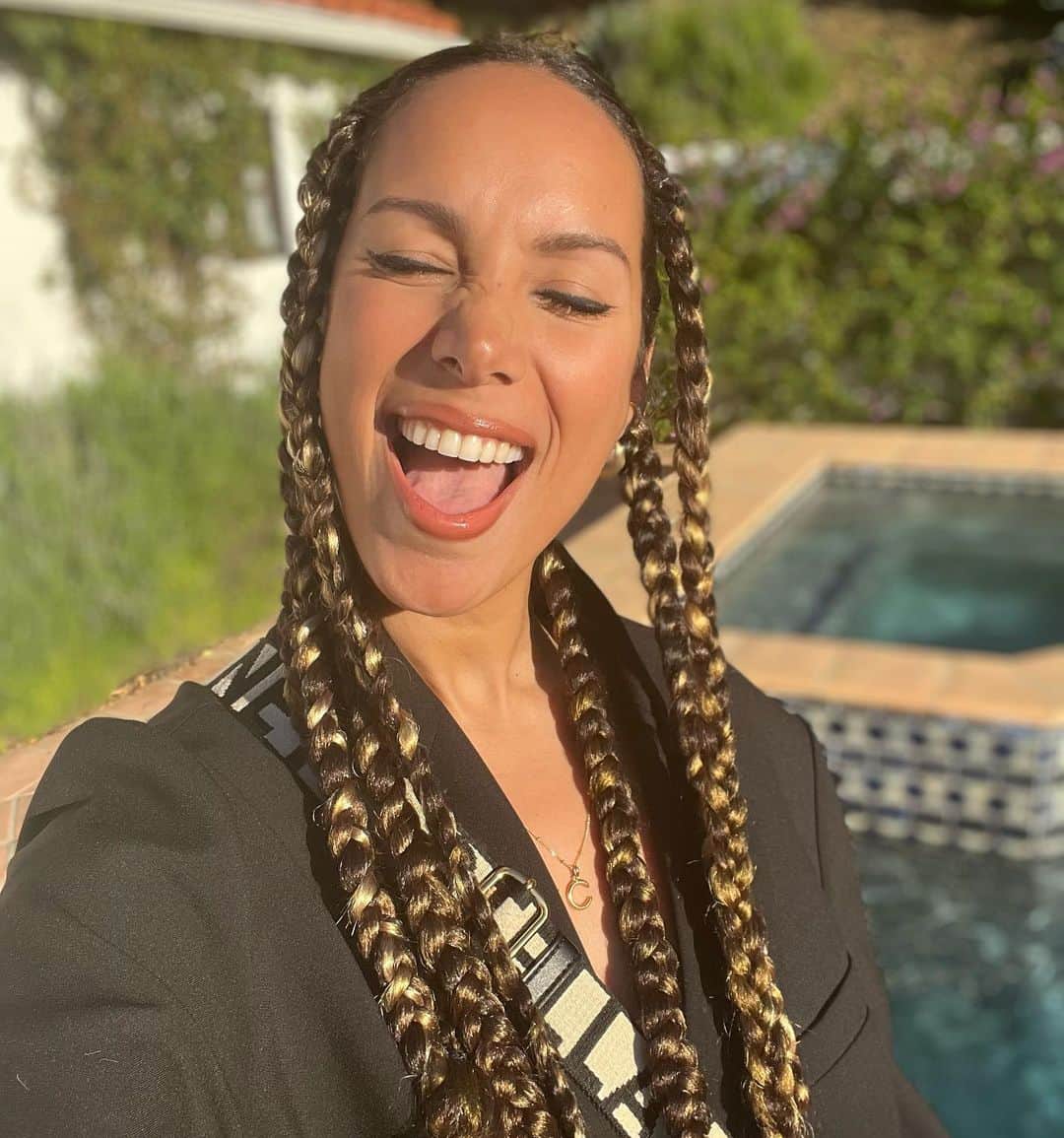 レオナ・ルイスのインスタグラム：「Feeling the birthday love today 🎉」