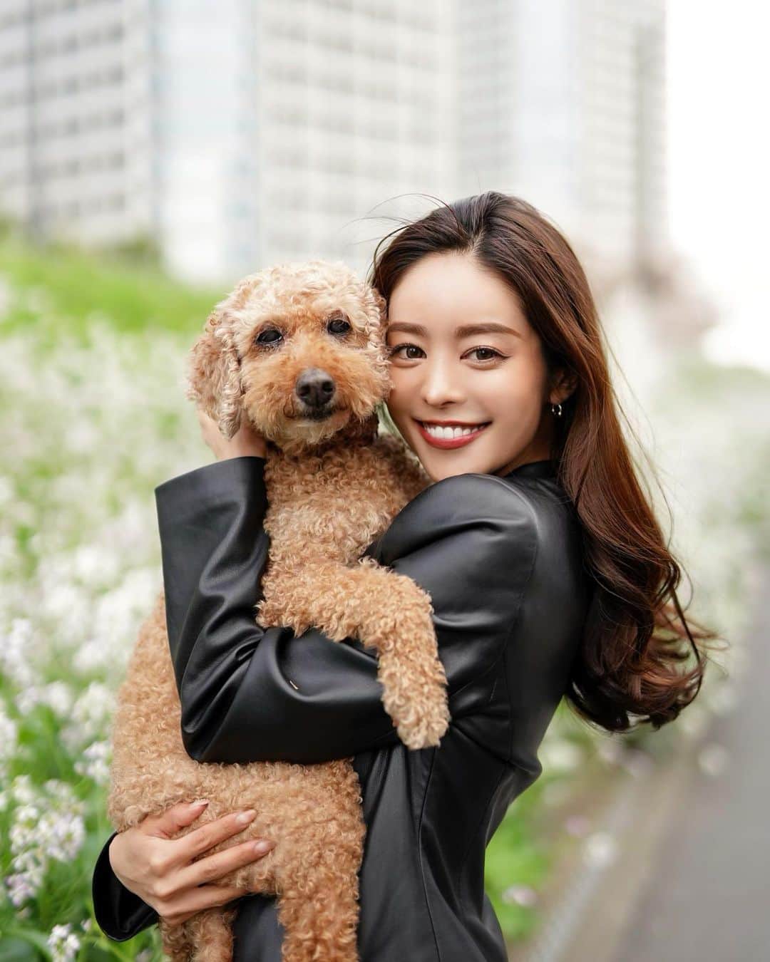 大柳麻友のインスタグラム：「⁡ ⁡ おはよう〜🌸 4月に入って皆いかがお過ごしですか🫶 ⁡ 愛犬のモコは今年で16歳🐶 想い出を残したいなと思って 家族写真を沢山撮ってきたよ(*˘˘*).｡.:* ⁡ @akira.photographer  いつもありがとうございます🫶 ⁡ ⁡ ⁡ #gm #spring #dog #instagood」