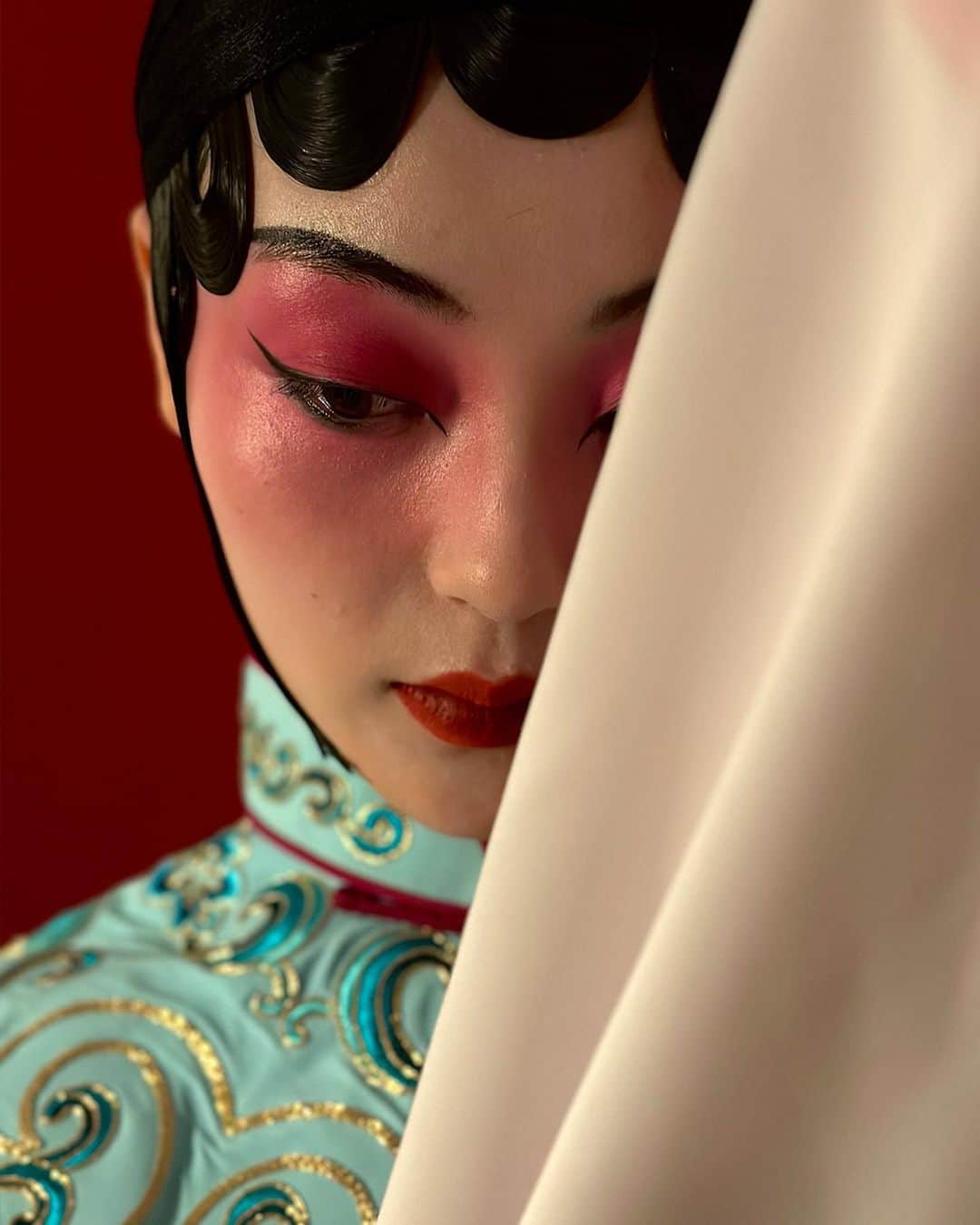 appleさんのインスタグラム写真 - (appleInstagram)「Commissioned by Apple. The Chinese Opera stage is beautifully complex, and it can be difficult to see the costumes and makeup in their full glory.   Shooting portraits in low-light allowed us to hone in on true Chinese Opera by removing the stage and focusing on facial expressions, makeup, and costumes. #ShotoniPhone by Fanxiaodong @fanxiaodong5」4月4日 10時02分 - apple