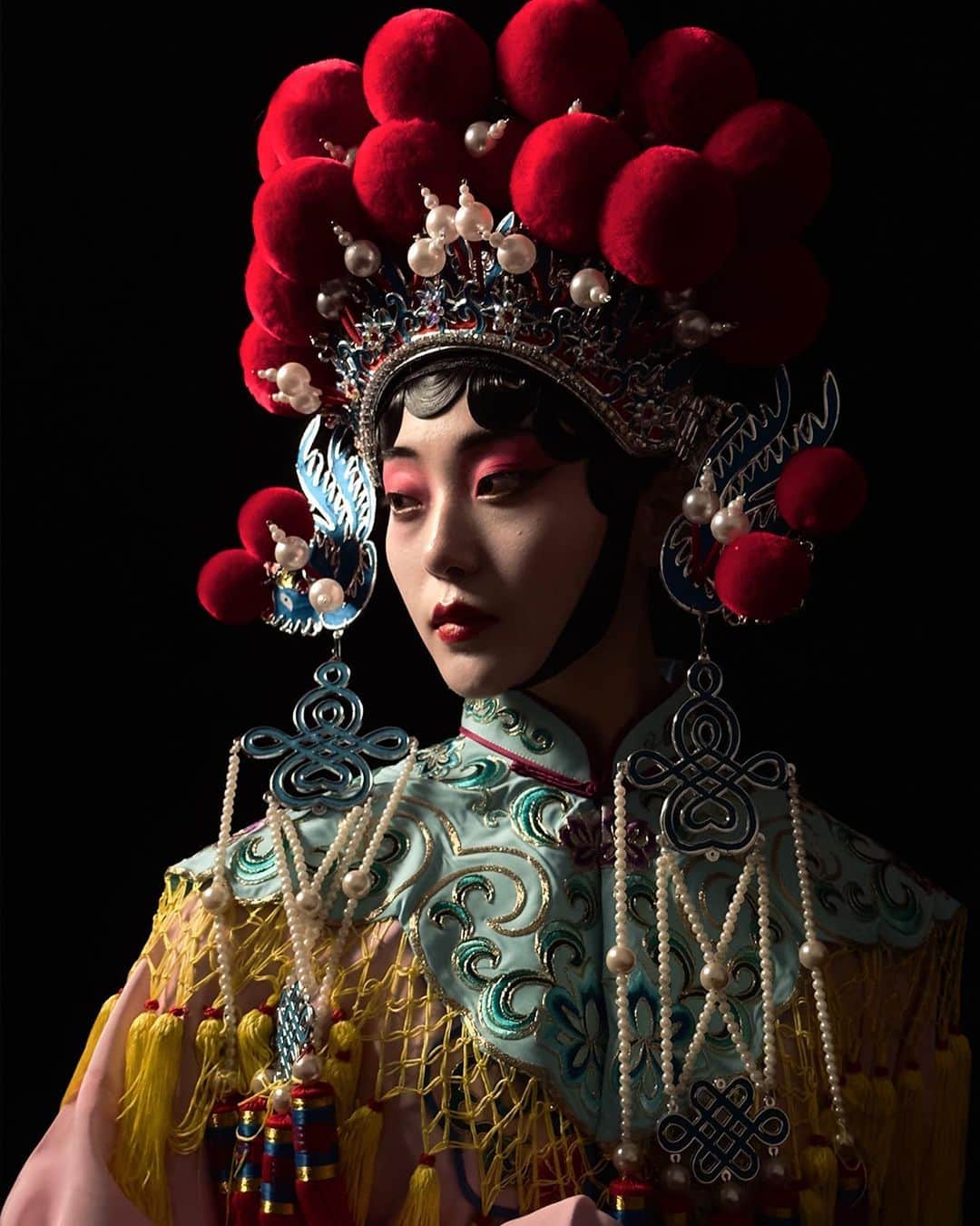 appleのインスタグラム：「Commissioned by Apple. The Chinese Opera stage is beautifully complex, and it can be difficult to see the costumes and makeup in their full glory.   Shooting portraits in low-light allowed us to hone in on true Chinese Opera by removing the stage and focusing on facial expressions, makeup, and costumes. #ShotoniPhone by Fanxiaodong @fanxiaodong5」
