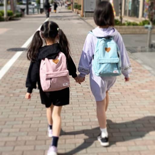 花津ハナヨのインスタグラム：「次女、昨日から学童へ。 学童で学習タイムにドリル等が要るのをすっかり忘れていて、慌てて買いに行ったら、同じく慌てて買いに来た人たちがいてホッとした😂」