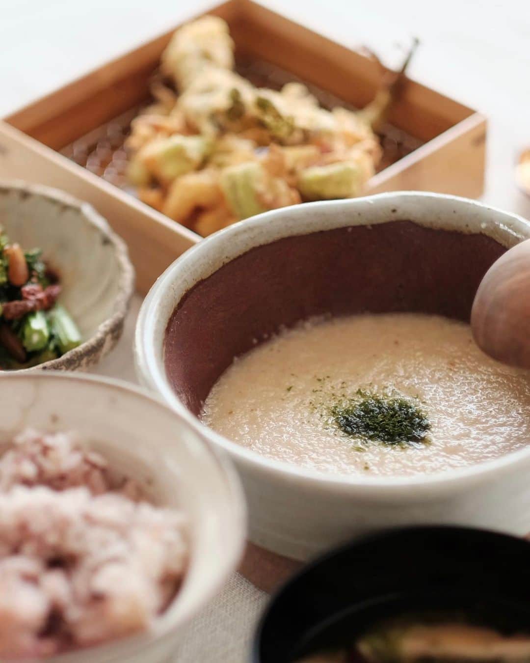 のインスタグラム：「滋養強壮！とろろ飯💜  山芋は、山の薬と書いて「山薬（さんやく）」といわれる生薬です。  五臓の中でも脾、肺、腎という、 疲労回復に関わる臓へ帰経します。  東海道五十三次には丸子宿というところがあり、名物はとろろ飯。  ちょうど静岡あたりで疲れ切った体を養生して、また歩き出す。頷ける話。  若い頃は精をつけるといえば焼肉とか鰻とか。 確かに栄養があるんですが、この歳になると消化するだけでかえって体力消耗しそう😅  まずは山薬で胃を労わりながら疲労回復、焼肉うなぎはそのあとで。  今日の芋は「だるま芋」という青森産の長芋の一種。甘みとコクが特徴。  そら豆の天ぷら、菜の花の薬膳味噌和えとともに。  『麻木のごきげん💜ひとりごはん』 プロフィールのURL、もしくはハイライトの「ひとりごはん」からどうぞ！ チャンネル登録お願いします🤲」