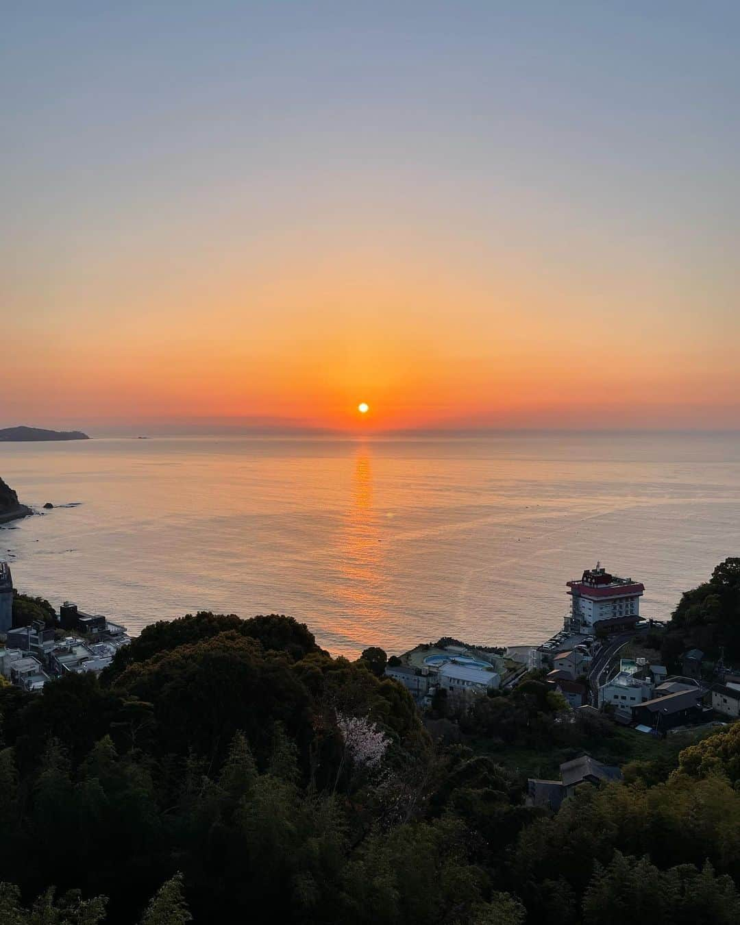 七瀬美月さんのインスタグラム写真 - (七瀬美月Instagram)「幸せな景色🌅🥹  5時27分の日の出予報に合わせて起きたら本当にぴったりでびっくり😳  いろんな鳥が鳴いてて素敵空間で癒される🥹🌿‬  夫はさぁ本当に景色に1ミリも興味がないから 当たり前に起こさなかったけど😂 私はこういうの大好きなんよなぁ😍☁️🫧  .  #🌅#日の出#せかいえ#素敵な景色 #熱海#熱海せかいえ#ペントハウス#静岡 #素敵なホテル#景色#温泉#♨️ #癒し#癒しが足りてない貴方へ」4月4日 10時09分 - yskwask1114