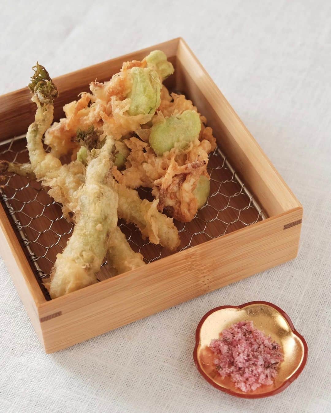 麻木久仁子さんのインスタグラム写真 - (麻木久仁子Instagram)「そら豆の天ぷら。 揚げるとほっくり。そして甘い！ さつまいもみたいになった！  茹でもいいけど、時には揚げて💜」4月4日 10時16分 - kunikoasagi