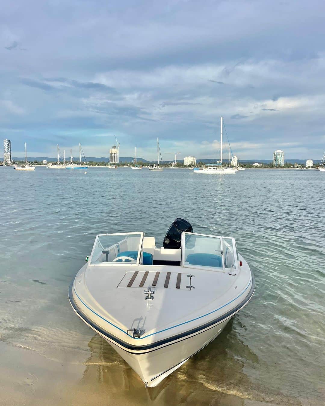 ローラ・エンバーのインスタグラム：「GALS TRIP 🥰😍🫶🤣🥹  No bananas next time 🚤」