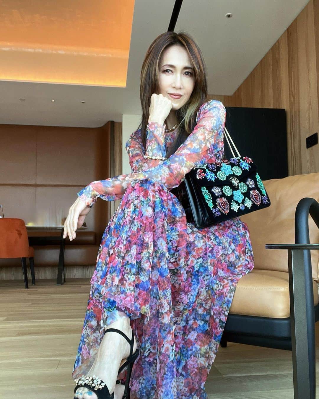 のインスタグラム：「東京駅付近が、また華やかになりますね✨  今日の私服は春らしく花柄です🌸  ブルガリホテル東京 とっても素敵です✨  @bulgari  @bulgarihotels」