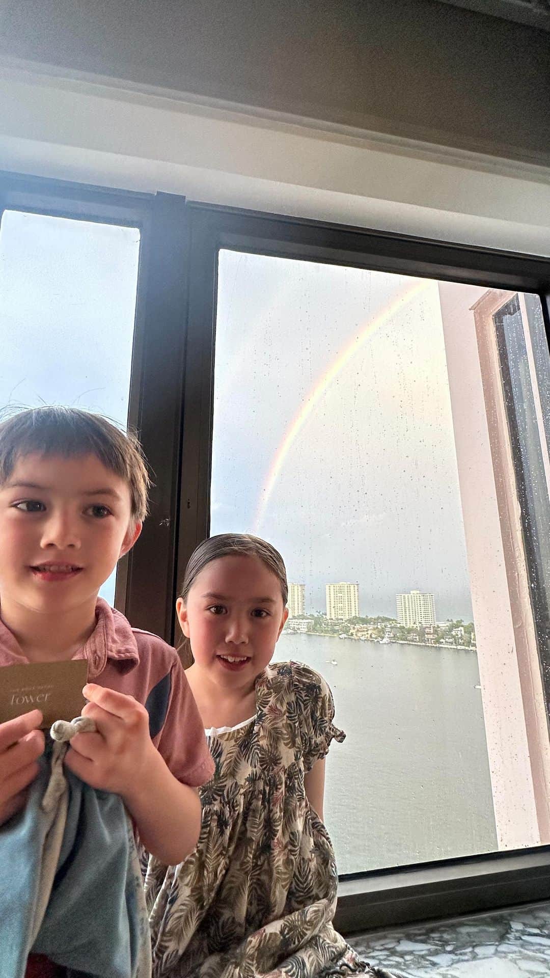 エヴァ・チェンのインスタグラム：「🌈 rainbow!!! Actually a double rainbow @thebocaraton!! My hysterical reaction 😂 listen it’s been a long six months, okay? I really needed that rainbow」