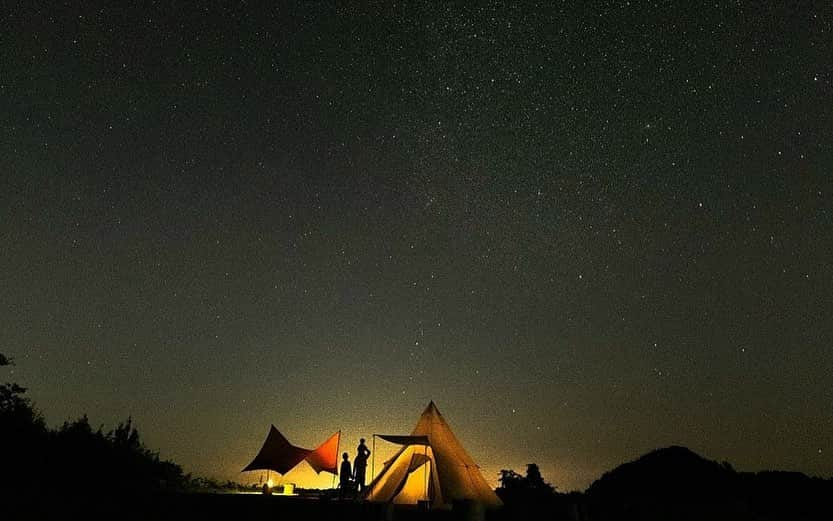 田中幸さんのインスタグラム写真 - (田中幸Instagram)「✳︎託児付き親子キャンプ . . . 🏕親子キャンプ🧒 （ママスノーボードサークルオフ会企画） 6月10-11日（土日） ヤブコザキキャンプ場 新潟県十日町市蓬平829（よもぎひら） . . . 沢山の申込みありがとうございます🏕  野外で子どもたちが体験できる生き物探しや🐛 ブナ林トレッキング🚶‍♀️🚶‍♂️ 棚田散歩  『集落』での村歩き  大自然に囲まれた村で 『親子体験』を楽しみながら家族の時間 アウトドア家族仲間を増やして 特別な時間を楽しみましょ♫  自然観察指導員 ガイド 保育士（キャンプ敷地内に特設室内託児ルームあり） JENNY @jenny.h.camp   さまざまなプロフェッショナルのサポートの元、 子どもたちは自然遊び⛺️🔥🌲 ママもパパも日常とは違う空間での一息 素敵な時間を過ごしましょう🤍  まもなく定員につき締切らせていただきます。 お早めにお申込みください🙏😊 . . . 申込みは @sachitanaka プロフィールリンク 『親子キャンプ』から . . . 【場所】 @yabukozaki  #ヤブコザキキャンプ場」4月4日 10時31分 - sachitanaka