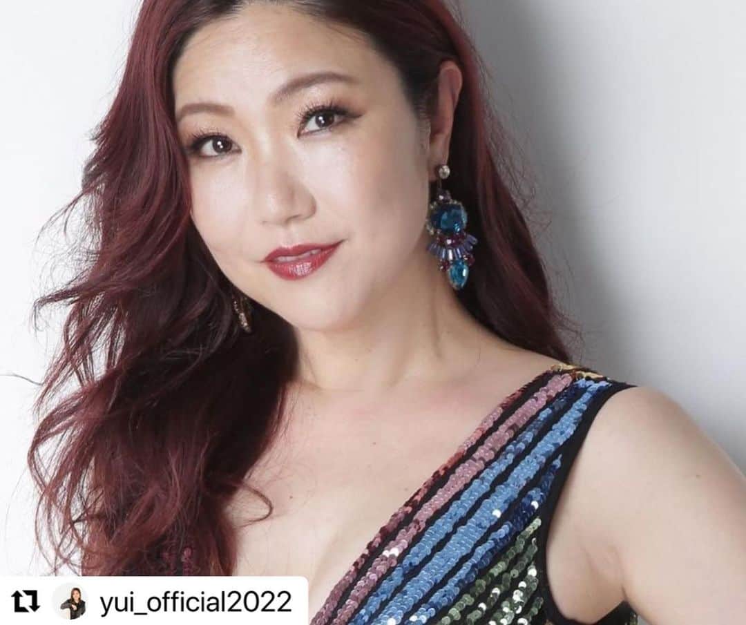 有坂美香さんのインスタグラム写真 - (有坂美香Instagram)「【4/4 21時からインスタライブ参加♫】 本日、4/4ゾロ目の日♫ 21時から @yui_official2022 のインスタライブにゲストお呼ばれしました♫  HAPPY マイスター　私も大好きなYuiさんのナビゲーションで色々お話しさせて頂きたいと思います♫是非お気軽に観に来て下さいね〜♫  #Repost @yui_official2022 with @use.repost ・・・ 5夜連続LIVE✨ 　 　 4月4日 第3回目のゲストは 　 　 @mikaarisaka  有坂美香さん❣️❣️ 　 　 ものすごい美声の持ち主のシンガーさんで、 たくさんの有名なミュージャンのツアーやレコーディングに参加されていたり、 アニメ「ガンダム」のエンディングではオリコンデイリーチャート1位の記録の持ち主です！！ 　 歌を通して自信を身につけ、理想の自分を表現するお手伝いをすることをモットーに、 歌を教えてる先生でもあります✨  そんな美香ちゃんは ミセスコンテストでは、  最も親切で一緒に過ごして楽しかった人に贈られる 「コンジニアリティ賞」を獲得。 どこにいっても誰からも好かれる人気者！！ もれなく、わたしも美香ちゃんが大好きです❤️❤️❤️ 　 　 そんな美香ちゃんから 愛されコミュニケーションの秘訣をたくさん聞いちゃいます✨  お楽しみに❣️❣️ 　 ---------- 有坂美香さんプロフィール  15歳で渡米、マサチューセッツ州、バークリー音楽大学卒業。  アメリカから帰国後ミュージシャンやボイストレーナーとして25年にわたり日本の音楽界にて活動を続けている。 日本国内アーティスト、(AI、Superfly、加藤ミリヤ、鈴木雅之、久保田利伸、葉加瀬太郎、他　来日時のロバータブラック、マシューモリソン、オリビアニュートンジョンなど他多数) の様々な有名アーティスト他、ジャンル問わず多数のバックコーラスやレコーディング、ツアーに参加。また、リトルグリーモンスターや数々のタレント、女優、俳優へのボイストレーナーとしても信頼が厚い。  2015年から7年間に渡り港区文化芸術祭の歌唱指導プロデュースを担い、平成30年港区初の観光大使任命。   2022年社会貢献をテーマとしたミセスのコンテスト、ミセスインターナショナル日本大会にて、オーストラリアで開催されたミズワールドユニバーサル2022世界大会出場権ジャパンアンバサダーグランプリを手にする。同世界大会では、準グランプリ部門3rd Runner Up、人気投票People's Choice Award 1位、コンジニアリティー賞１位の特別賞をダブル受賞の成績を残した。これからも鎌倉から世界へ！をモットーに、歌を通して「愛されるコミュニケーション術」セミナーなど、活動の幅をひろげている。  ♪･:*:･･:*:･♪･:*:･･:*:･♪ @mikaarisaka Ms.World Universal  International 2022 in Sydney, Australia 💎Ms.World Universal Elite 2022 3rd Runnder Up  入選  特別賞W受賞 💎Ms.World Universal  People's Choice Winner 2022 💎Ms.World Universal Congeniality Winner 2022  💎Ms.World Universal Japan Ambossador 2022 日本代表💎Wellness Rose Rei(株)アンバサダー💎港区観光大使　 ♪:*:･･:*:･♪･:*:･･:*:･♪  #有坂美香　#有坂美香andthesunshowers #シンガー　#ボイトレ　#コミュニケーション術 #ローズクルセイダーズ #ミセスインターナショナル #ミズファビュラス #ミズワールドユニバーサル  #社会貢献  #mrsinternational #msfabulous #rosecrusaders #msworlduniversal #世界大会出場　 #インスタライブ」4月4日 10時37分 - mikaarisaka